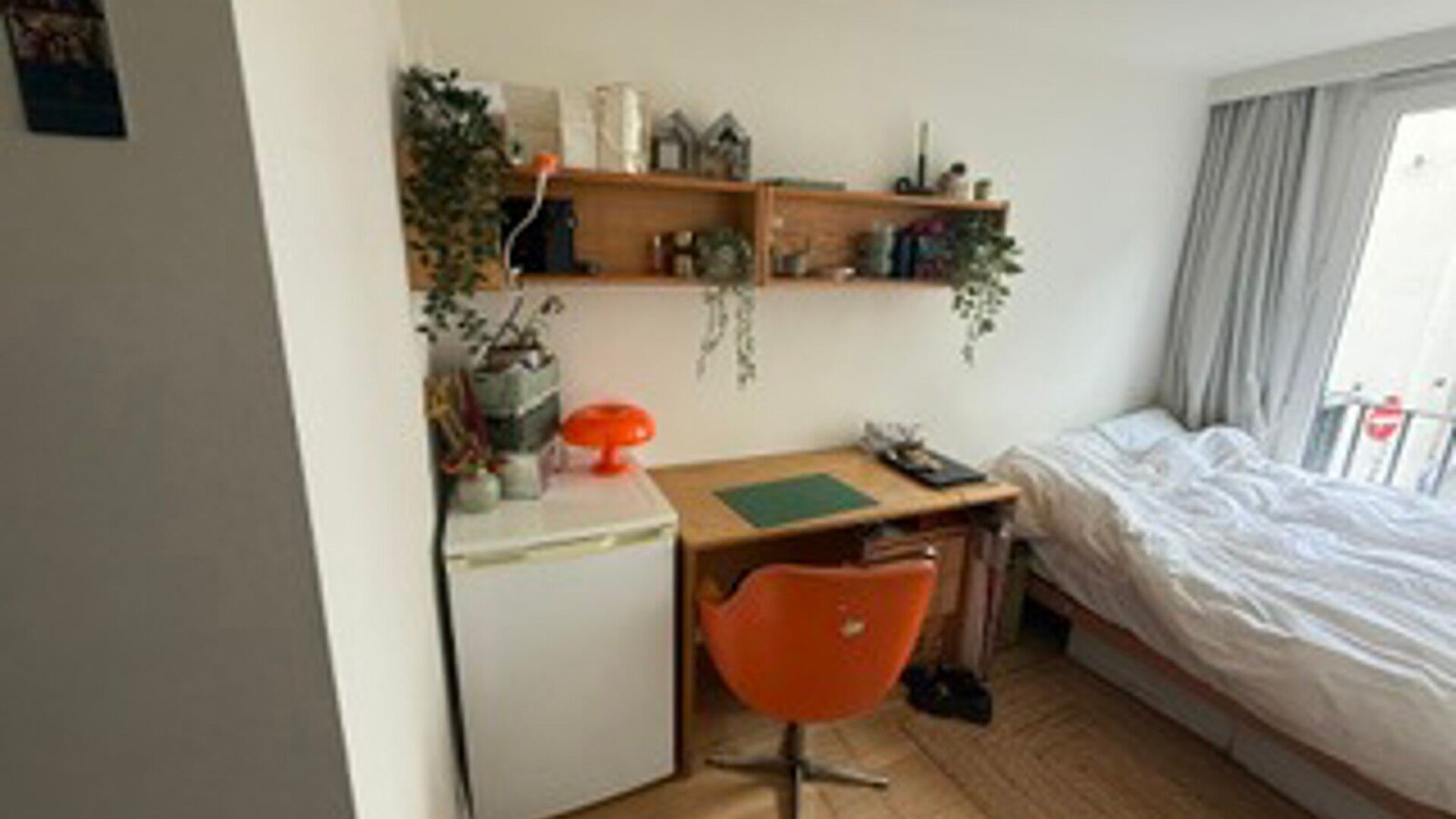 Ben je op zoek naar een comfortabele studentenkamer? Dan is deze gezellige studentenkamer misschien wel iets voor jou. De kamer beschikt over een eigen badkamer met sanitair. Daarnaast kan je gebruikmaken van een gemeenschappelijke keuken, een aangename o