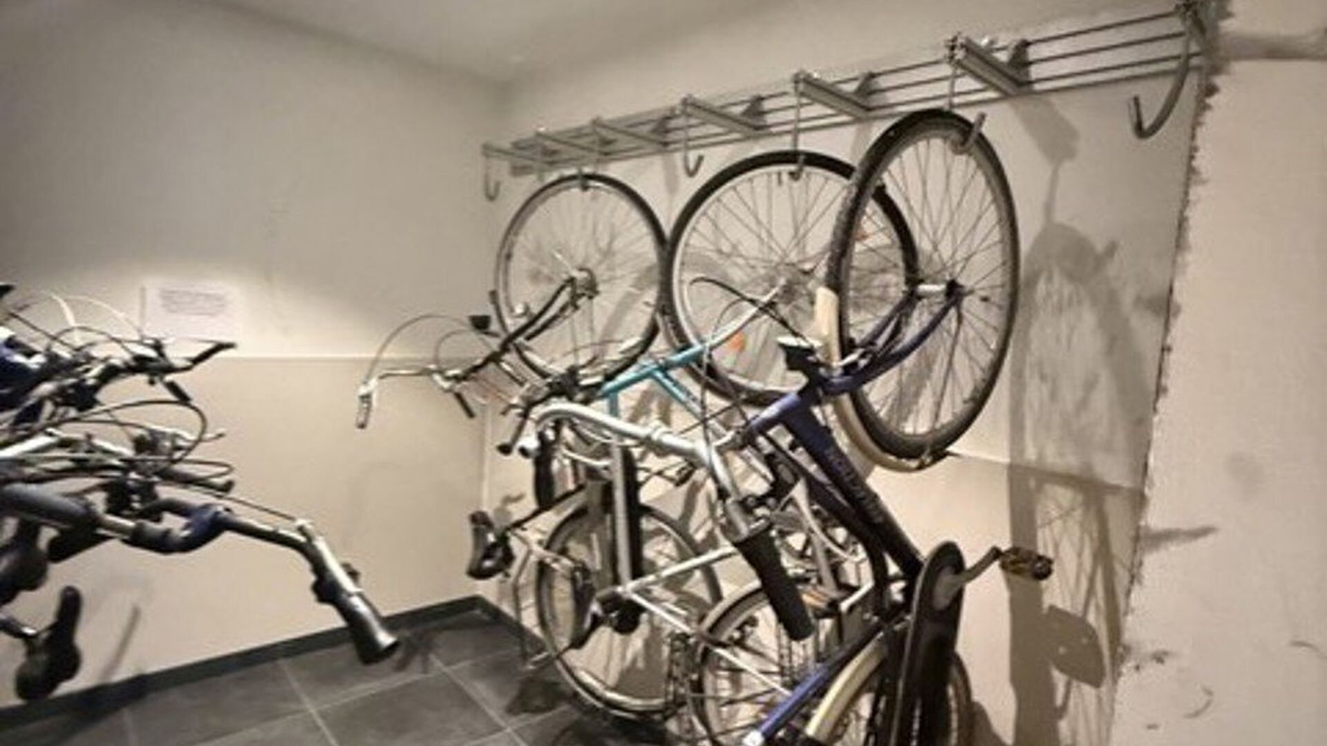 Ben je op zoek naar een comfortabele studentenkamer? Dan is deze gezellige studentenkamer misschien wel iets voor jou. De kamer beschikt over een eigen badkamer met sanitair. Daarnaast kan je gebruikmaken van een gemeenschappelijke keuken, een aangename o