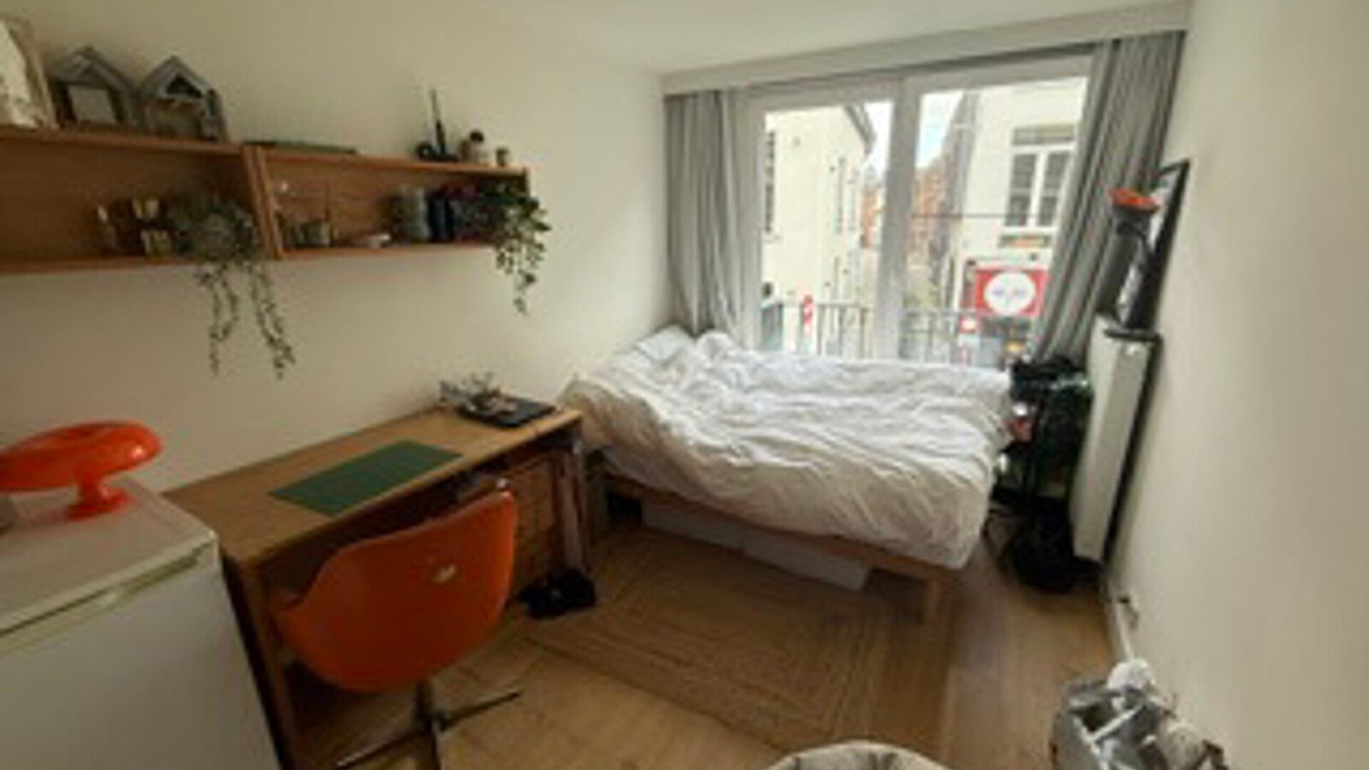 Ben je op zoek naar een comfortabele studentenkamer? Dan is deze gezellige studentenkamer misschien wel iets voor jou. De kamer beschikt over een eigen badkamer met sanitair. Daarnaast kan je gebruikmaken van een gemeenschappelijke keuken, een aangename o