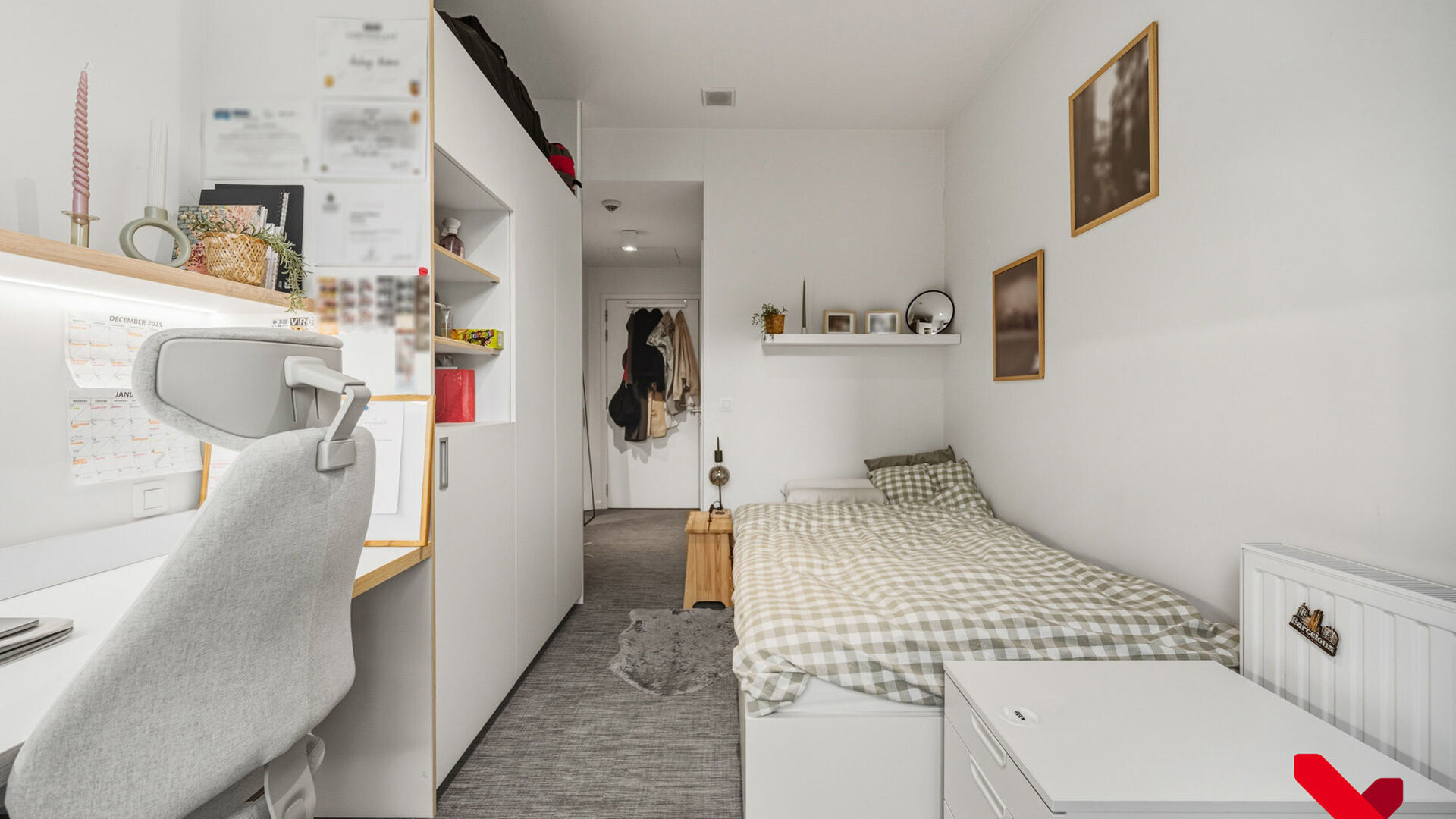 Deze mooie en uitstekend onderhouden studentenkamer biedt alles wat je nodig hebt voor een comfortabel verblijf in Leuven. De kamer beschikt over een eigen badkamer met douche en toilet, een vast bureaumeubel, voldoende kastruimte en een priv&eacute;frigo.

De 