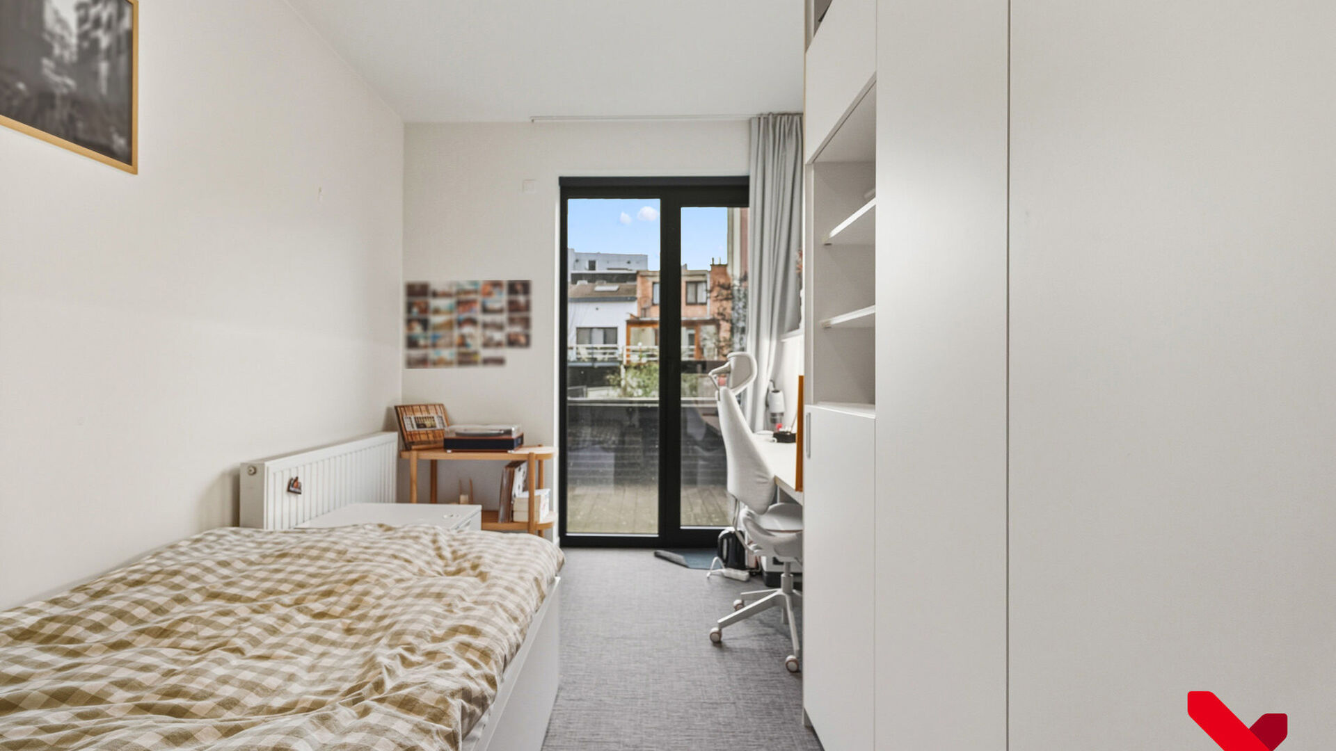 Deze mooie en uitstekend onderhouden studentenkamer biedt alles wat je nodig hebt voor een comfortabel verblijf in Leuven. De kamer beschikt over een eigen badkamer met douche en toilet, een vast bureaumeubel, voldoende kastruimte en een priv&eacute;frigo.

De 