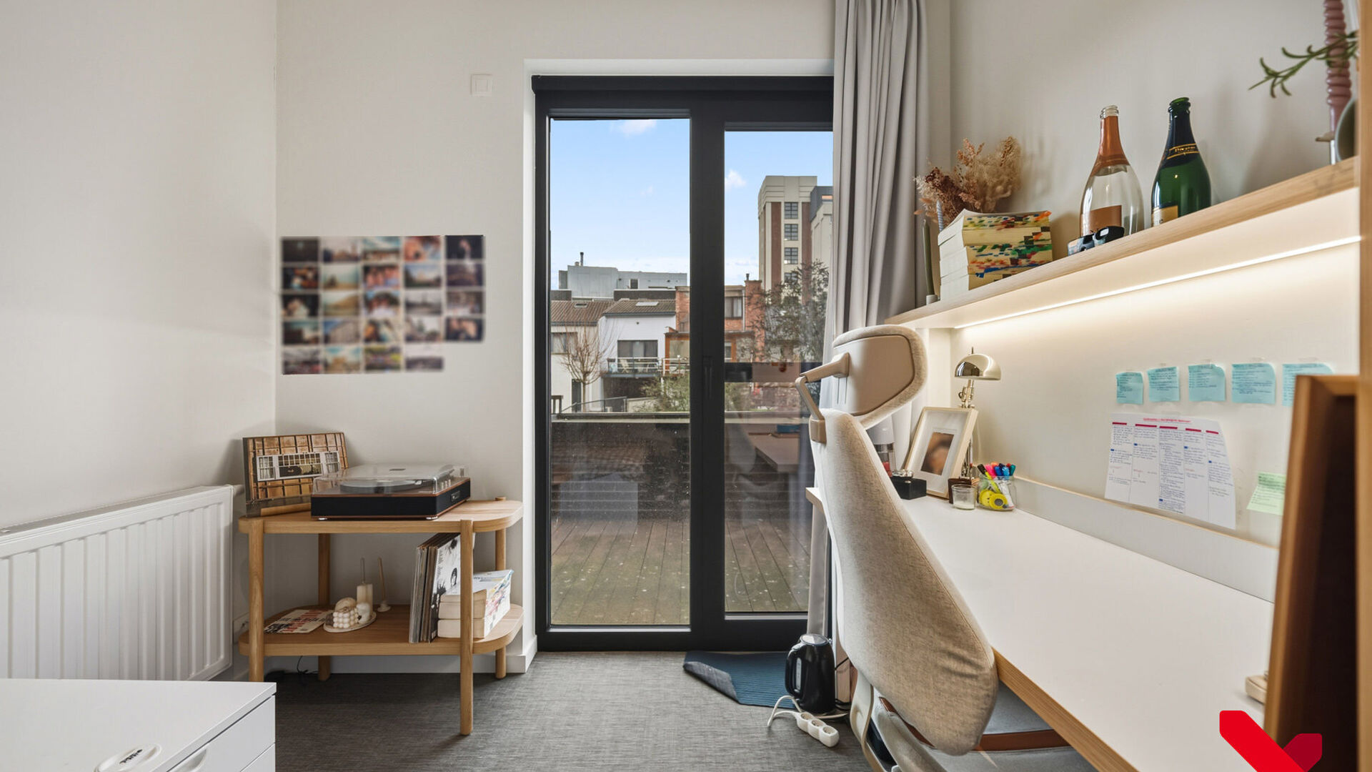 Deze mooie en uitstekend onderhouden studentenkamer biedt alles wat je nodig hebt voor een comfortabel verblijf in Leuven. De kamer beschikt over een eigen badkamer met douche en toilet, een vast bureaumeubel, voldoende kastruimte en een priv&eacute;frigo.

De 