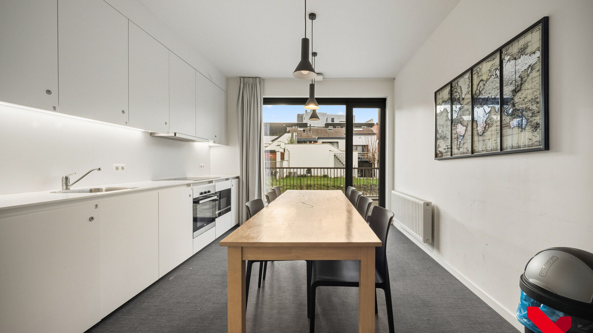 Deze mooie en uitstekend onderhouden studentenkamer biedt alles wat je nodig hebt voor een comfortabel verblijf in Leuven. De kamer beschikt over een eigen badkamer met douche en toilet, een vast bureaumeubel, voldoende kastruimte en een priv&eacute;frigo.

De 