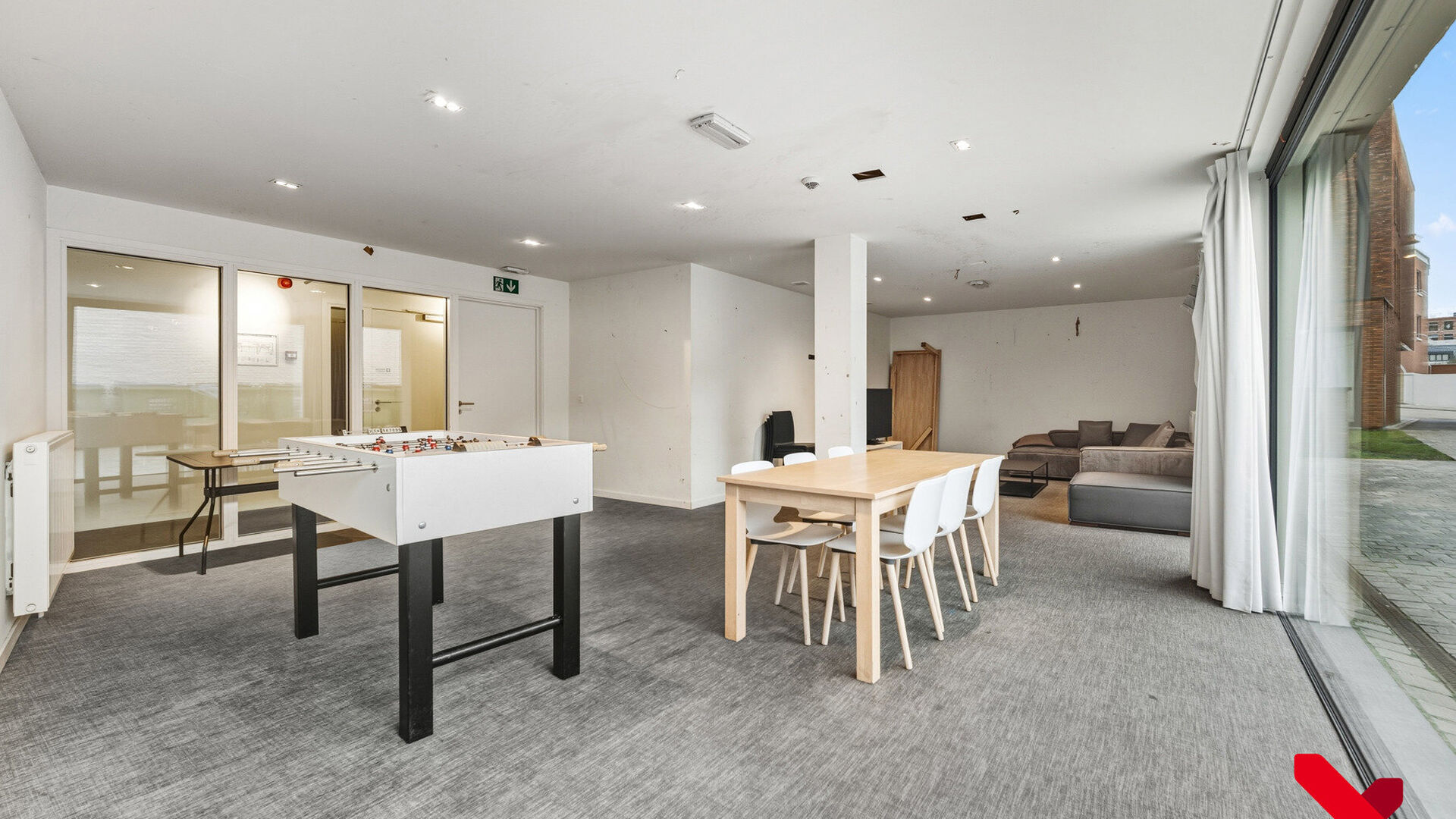 Deze mooie en uitstekend onderhouden studentenkamer biedt alles wat je nodig hebt voor een comfortabel verblijf in Leuven. De kamer beschikt over een eigen badkamer met douche en toilet, een vast bureaumeubel, voldoende kastruimte en een priv&eacute;frigo.

De 