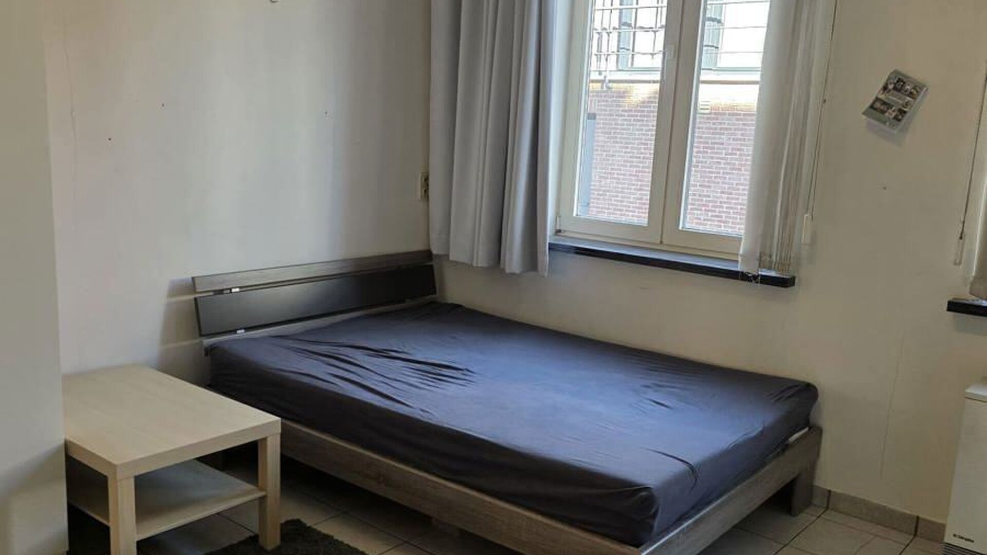 Deze gezellige en praktische studentenkamer in de Lepelstraat in Leuven is een ideale uitvalsbasis voor studenten. De kamer is gemeubeld en beschikt over een bed, bureau, kleerkast en koelkast.
De kamer biedt alles wat je nodig hebt voor een comfortabel