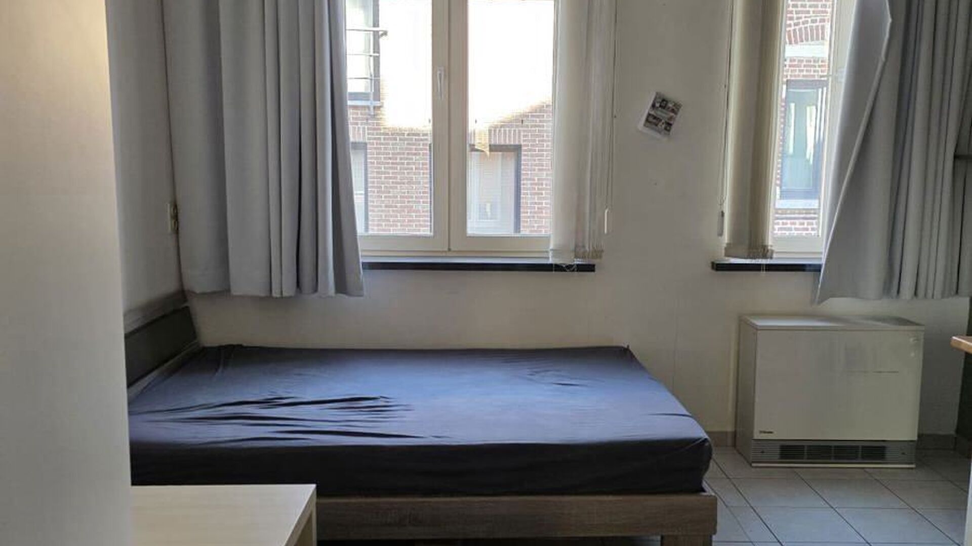 Deze gezellige en praktische studentenkamer in de Lepelstraat in Leuven is een ideale uitvalsbasis voor studenten. De kamer is gemeubeld en beschikt over een bed, bureau, kleerkast en koelkast.
De kamer biedt alles wat je nodig hebt voor een comfortabel
