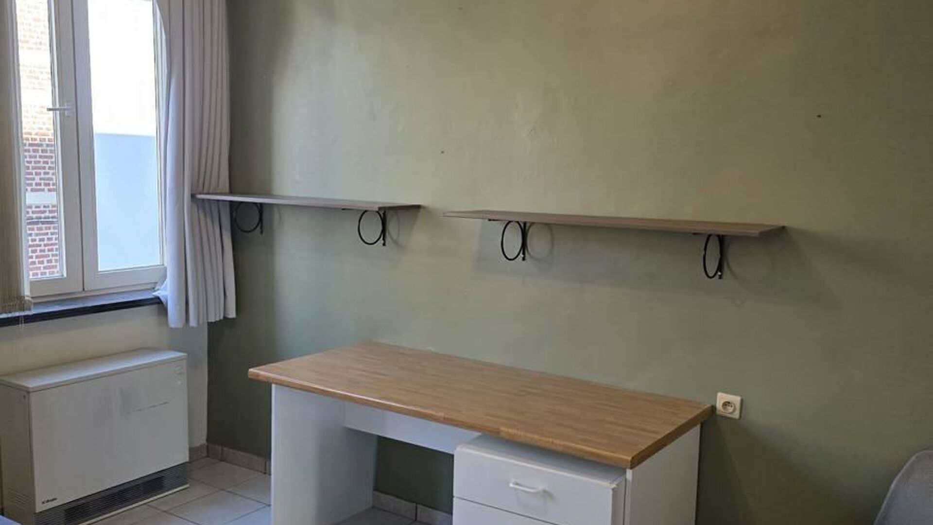 Deze gezellige en praktische studentenkamer in de Lepelstraat in Leuven is een ideale uitvalsbasis voor studenten. De kamer is gemeubeld en beschikt over een bed, bureau, kleerkast en koelkast.
De kamer biedt alles wat je nodig hebt voor een comfortabel