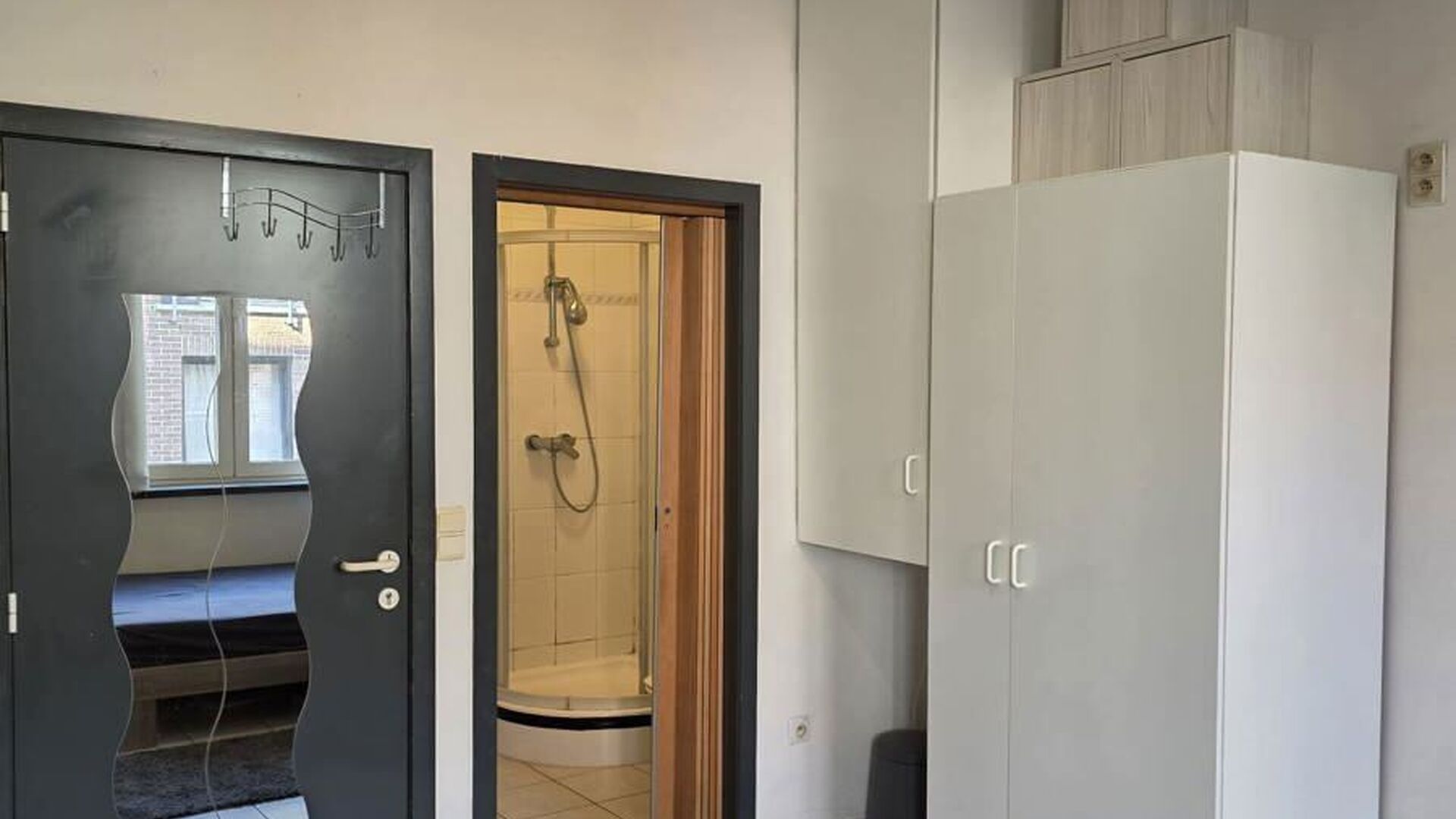 Deze gezellige en praktische studentenkamer in de Lepelstraat in Leuven is een ideale uitvalsbasis voor studenten. De kamer is gemeubeld en beschikt over een bed, bureau, kleerkast en koelkast.
De kamer biedt alles wat je nodig hebt voor een comfortabel