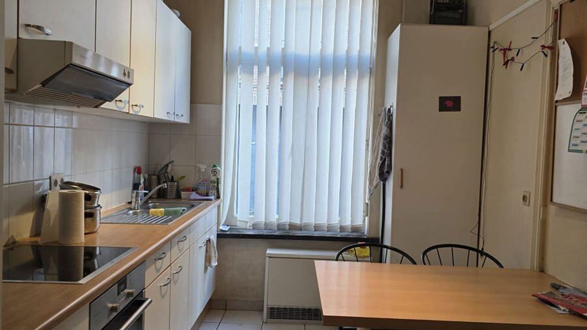 Deze gezellige en praktische studentenkamer in de Lepelstraat in Leuven is een ideale uitvalsbasis voor studenten. De kamer is gemeubeld en beschikt over een bed, bureau, kleerkast en koelkast.
De kamer biedt alles wat je nodig hebt voor een comfortabel