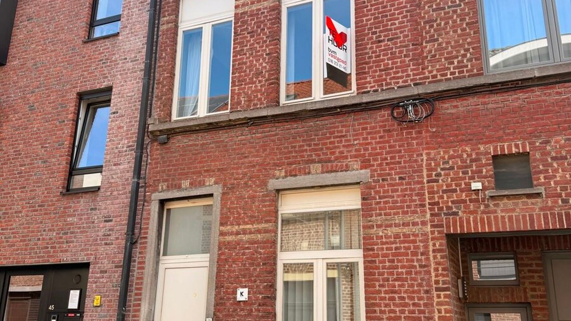 Deze gezellige en praktische studentenkamer in de Lepelstraat in Leuven is een ideale uitvalsbasis voor studenten. De kamer is gemeubeld en beschikt over een bed, bureau, kleerkast en koelkast.
De kamer biedt alles wat je nodig hebt voor een comfortabel