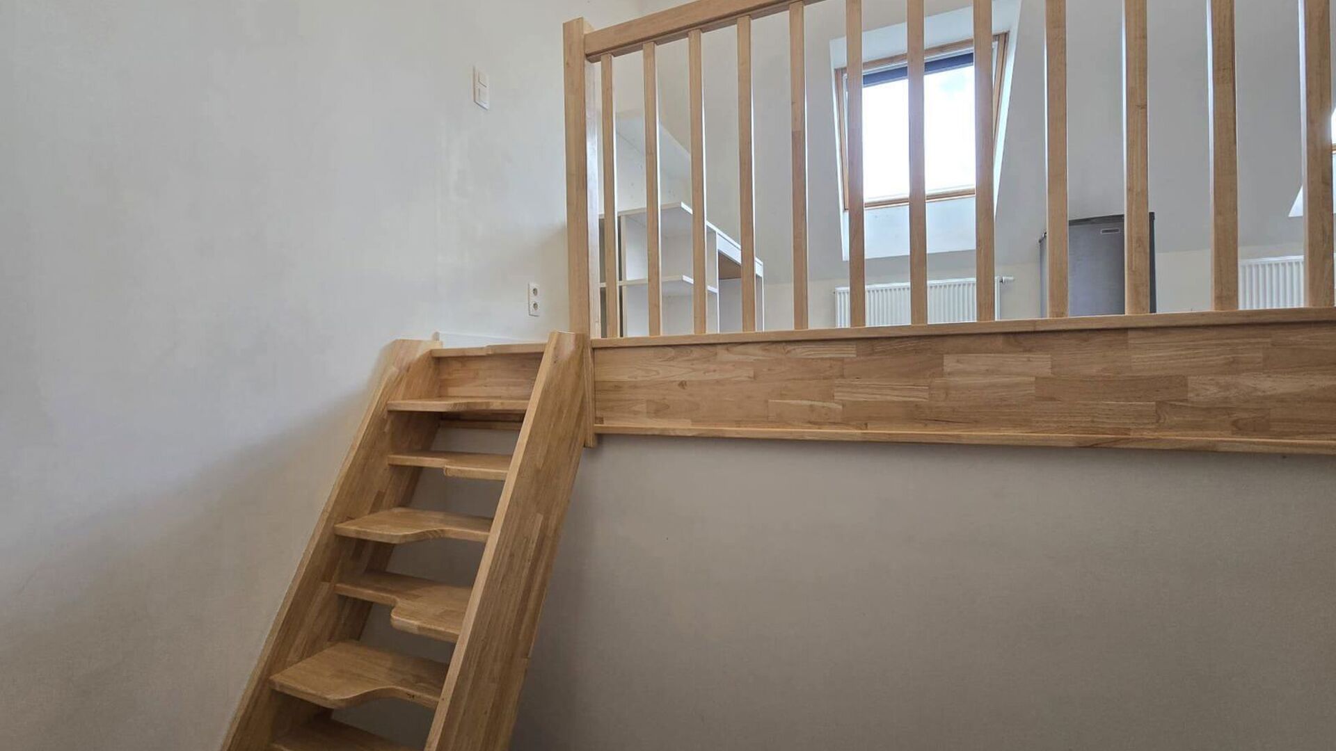 Nieuwe studentenkamer in de vorm van triplex in prestigieus project, Campus Vital. Deze studentenkamer bevindt zich op het eerste verdiep. Men heeft het slaapgedeelte in duplexvorm en de badkamer als benedenverdiep. De kamer is gemeubeld met bed, bureau, 