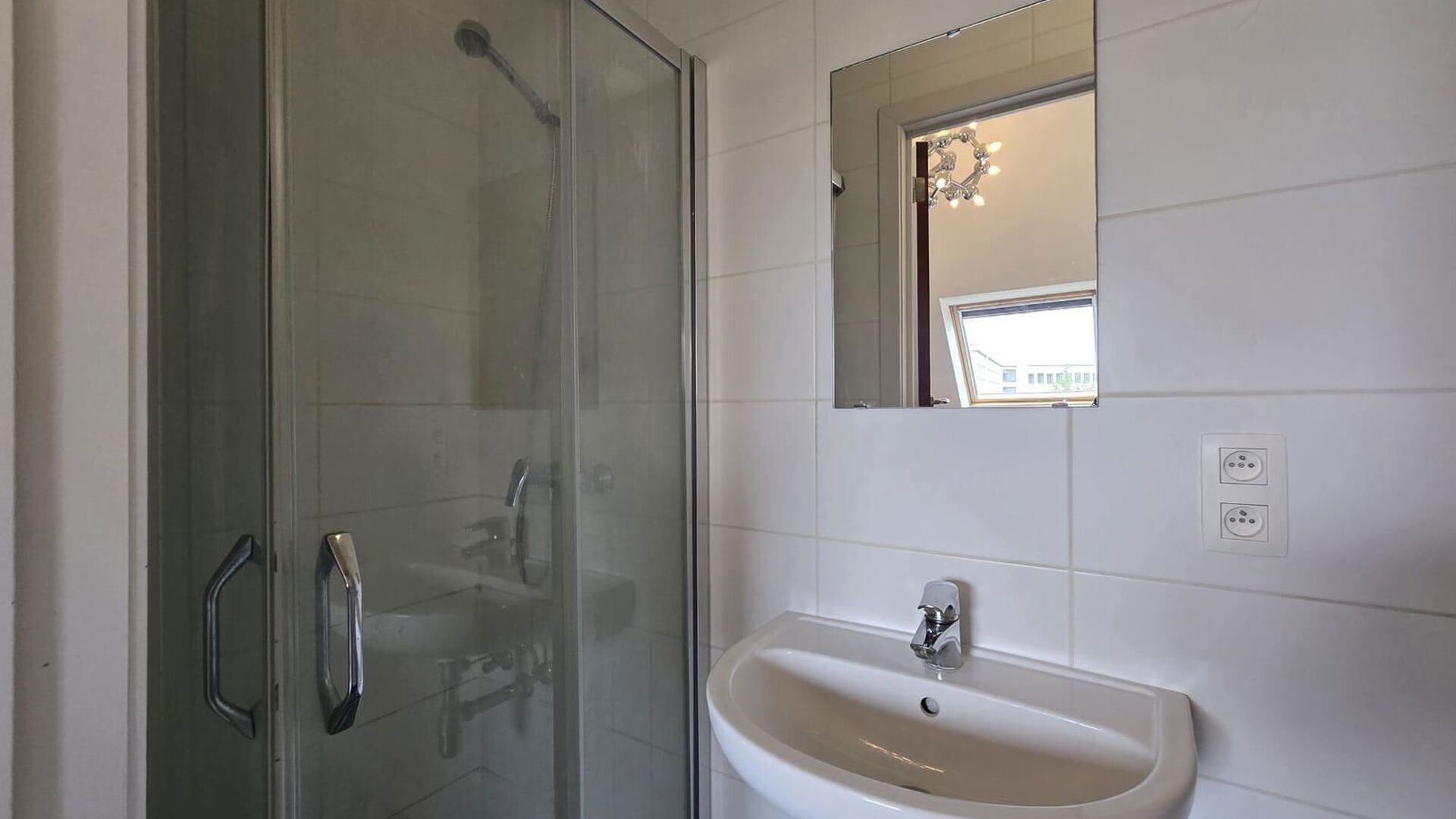 Nieuwe studentenkamer in de vorm van triplex in prestigieus project, Campus Vital. Deze studentenkamer bevindt zich op het eerste verdiep. Men heeft het slaapgedeelte in duplexvorm en de badkamer als benedenverdiep. De kamer is gemeubeld met bed, bureau, 