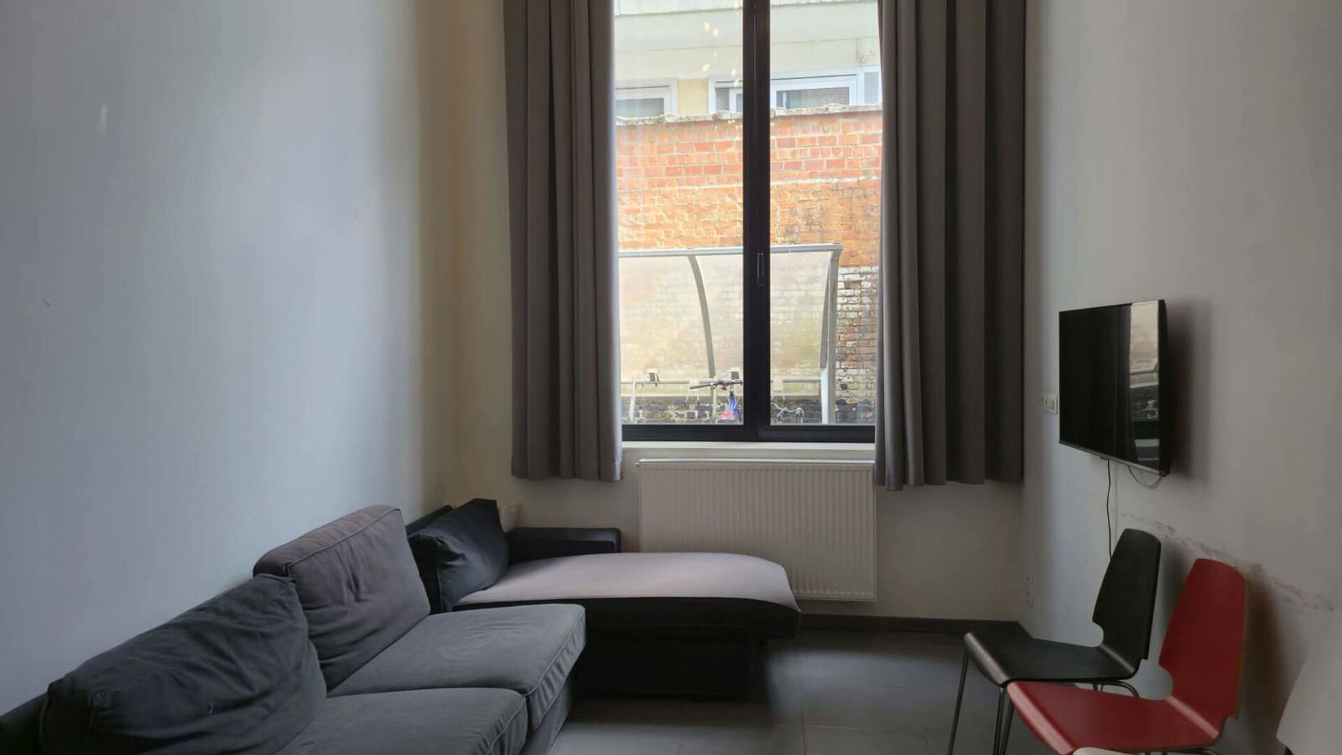 Nieuwe studentenkamer in de vorm van triplex in prestigieus project, Campus Vital. Deze studentenkamer bevindt zich op het eerste verdiep. Men heeft het slaapgedeelte in duplexvorm en de badkamer als benedenverdiep. De kamer is gemeubeld met bed, bureau, 