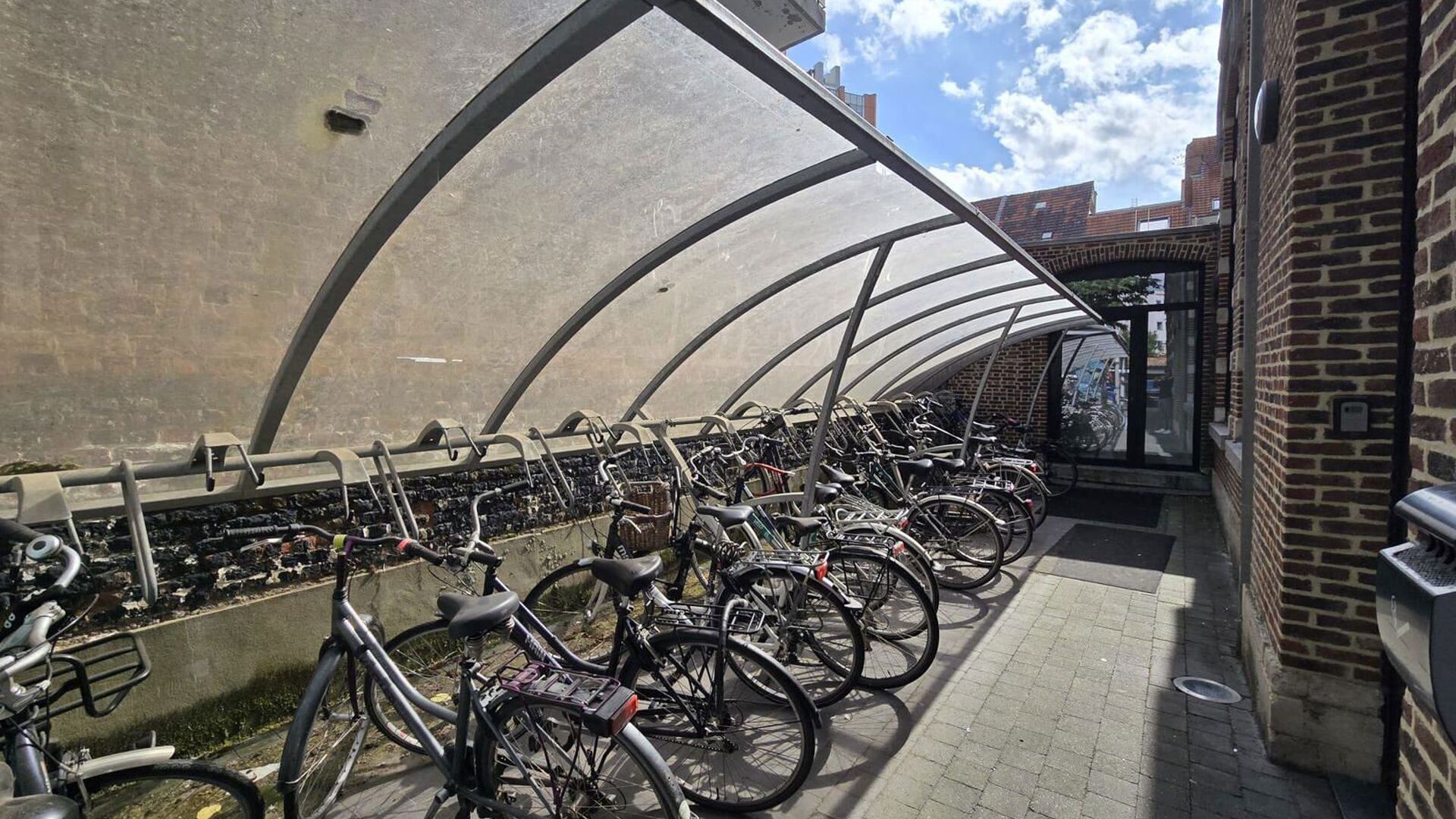 Nieuwe studentenkamer in de vorm van triplex in prestigieus project, Campus Vital. Deze studentenkamer bevindt zich op het eerste verdiep. Men heeft het slaapgedeelte in duplexvorm en de badkamer als benedenverdiep. De kamer is gemeubeld met bed, bureau, 