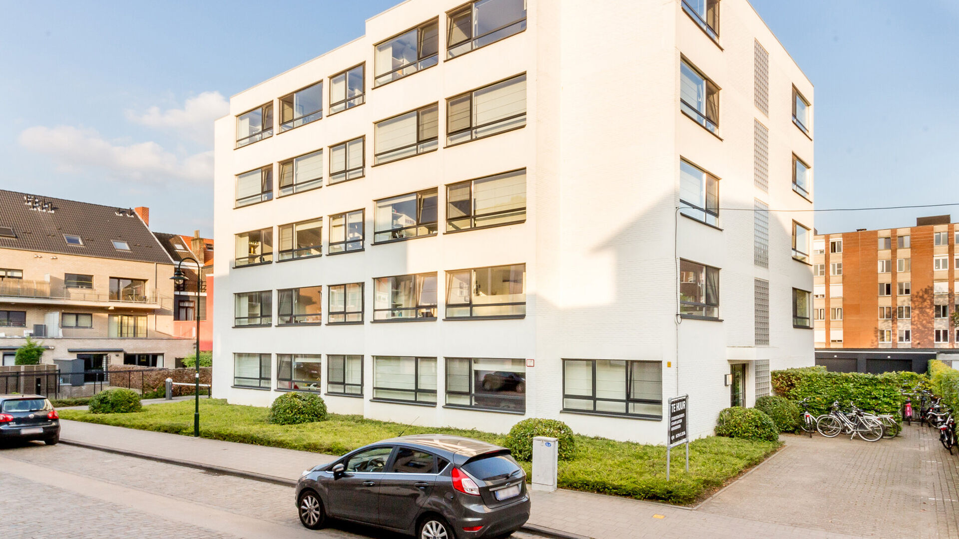 VOOR ACADEMIEJAAR 2026-2027
Welkom in deze ruime studentenstudio gelegen in hartje Leuven!
Deze ruime studio beschikt over een geïnstalleerde kitchenette, eigen sanitair en een geïnstalleerd meubel met opklapbaarbed.
Dankzij de grote raampartijen kan u