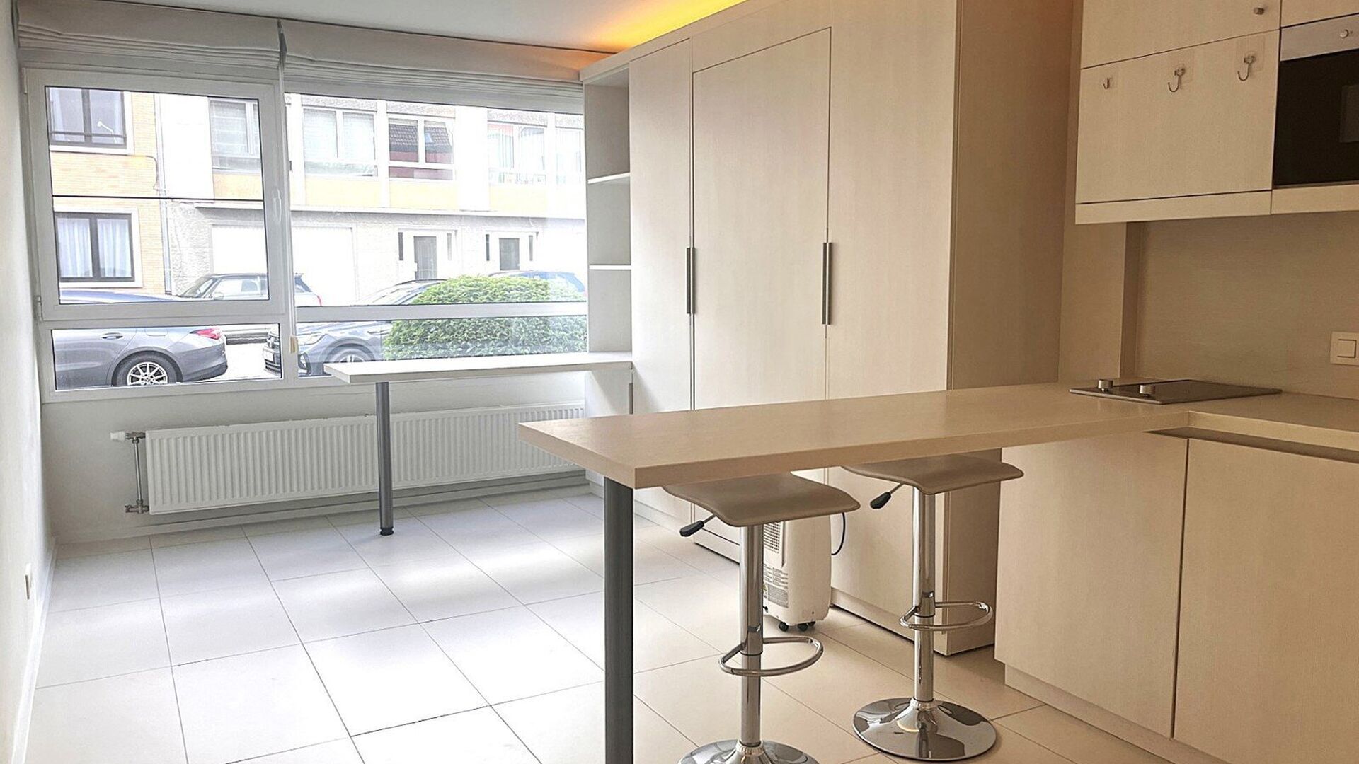 VOOR ACADEMIEJAAR 2026-2027
Welkom in deze ruime studentenstudio gelegen in hartje Leuven!
Deze ruime studio beschikt over een geïnstalleerde kitchenette, eigen sanitair en een geïnstalleerd meubel met opklapbaarbed.
Dankzij de grote raampartijen kan u