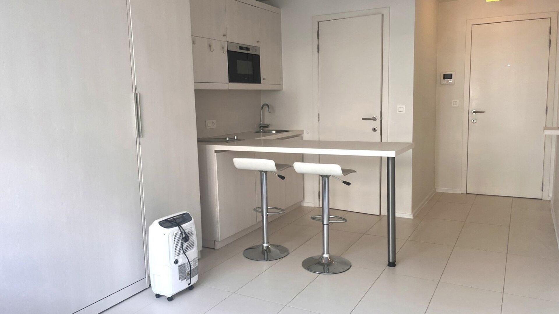 VOOR ACADEMIEJAAR 2026-2027
Welkom in deze ruime studentenstudio gelegen in hartje Leuven!
Deze ruime studio beschikt over een geïnstalleerde kitchenette, eigen sanitair en een geïnstalleerd meubel met opklapbaarbed.
Dankzij de grote raampartijen kan u