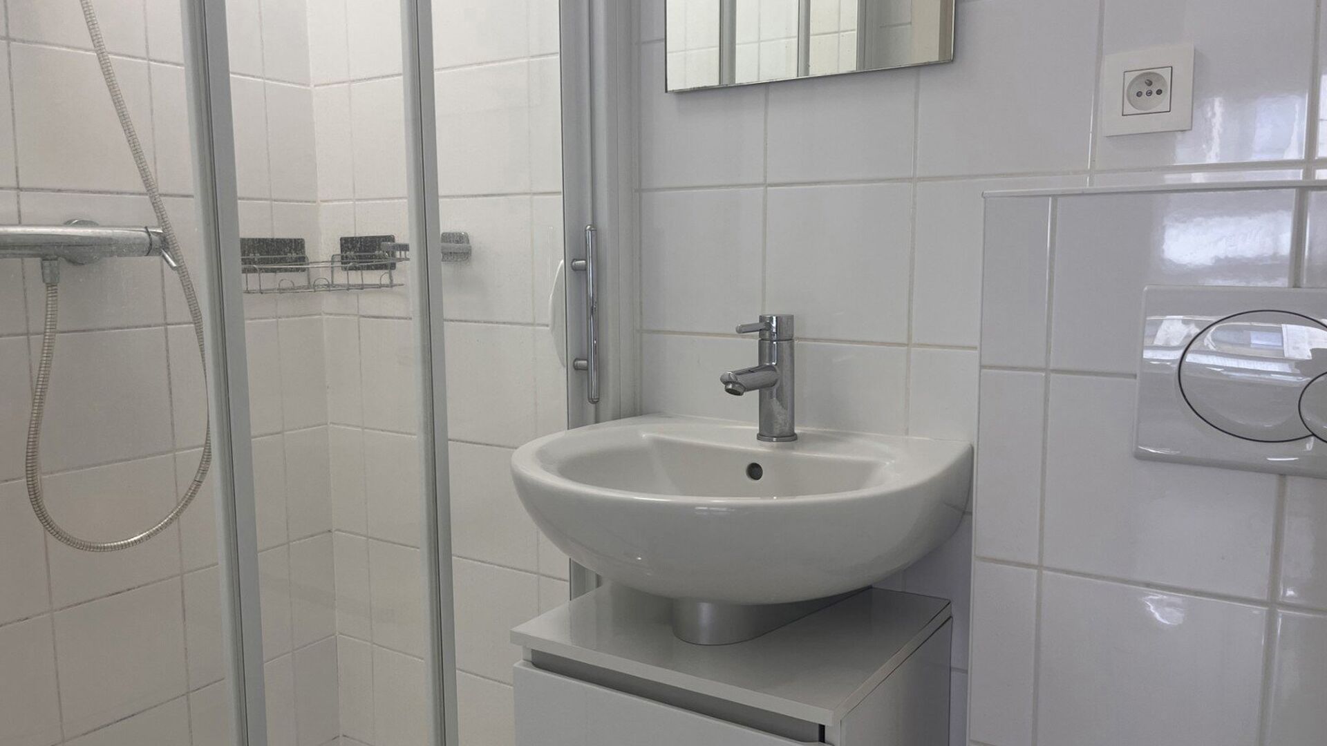 VOOR ACADEMIEJAAR 2026-2027
Welkom in deze ruime studentenstudio gelegen in hartje Leuven!
Deze ruime studio beschikt over een geïnstalleerde kitchenette, eigen sanitair en een geïnstalleerd meubel met opklapbaarbed.
Dankzij de grote raampartijen kan u
