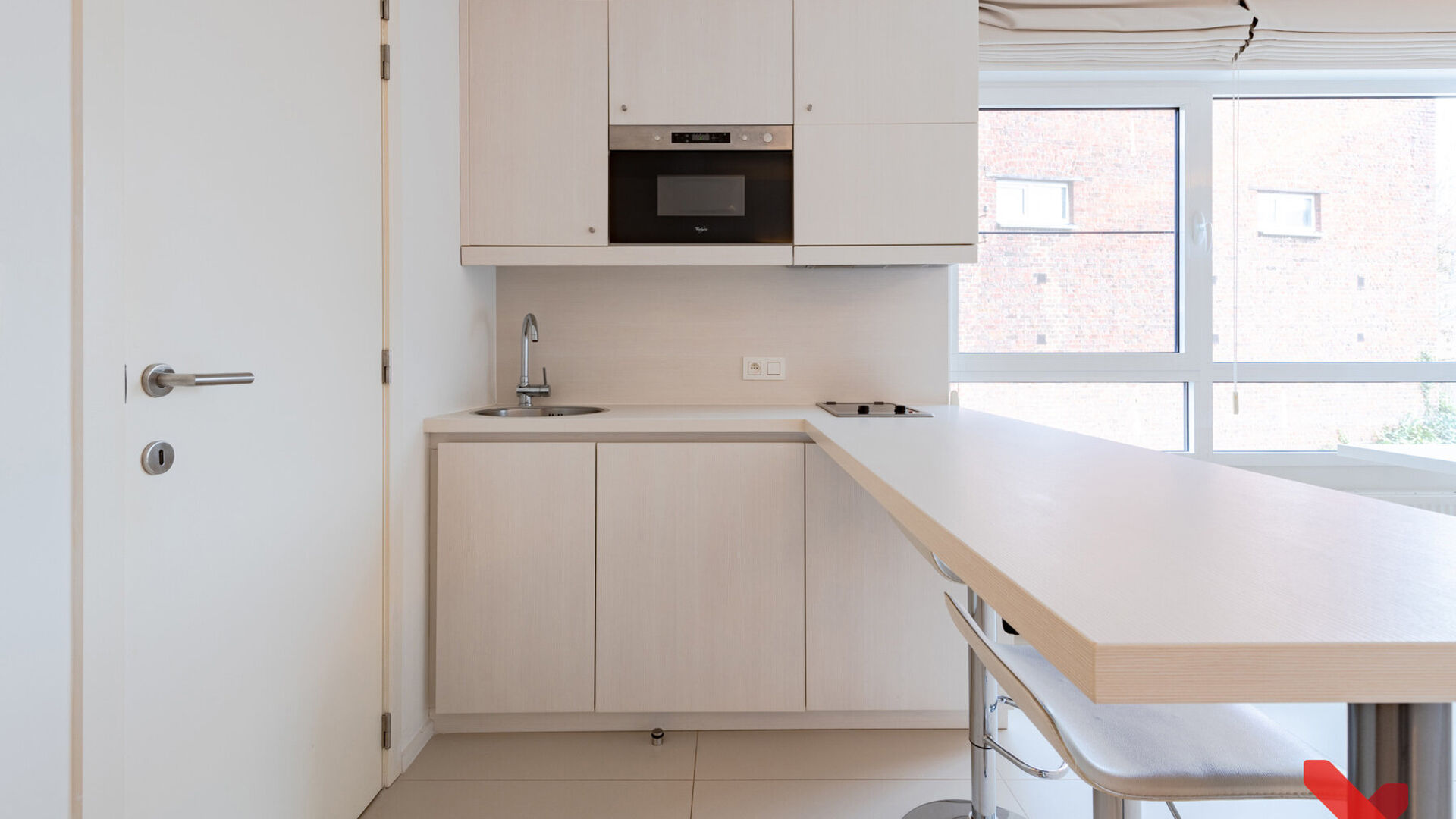 VOOR ACADEMIEJAAR 2026-2027
Welkom in deze ruime studentenstudio gelegen in hartje Leuven!
Deze ruime studio beschikt over een ge&iuml;nstalleerde kitchenette, eigen sanitair en een ge&iuml;nstalleerd meubel met opklapbaarbed.
Dankzij de grote raampartijen kan u 