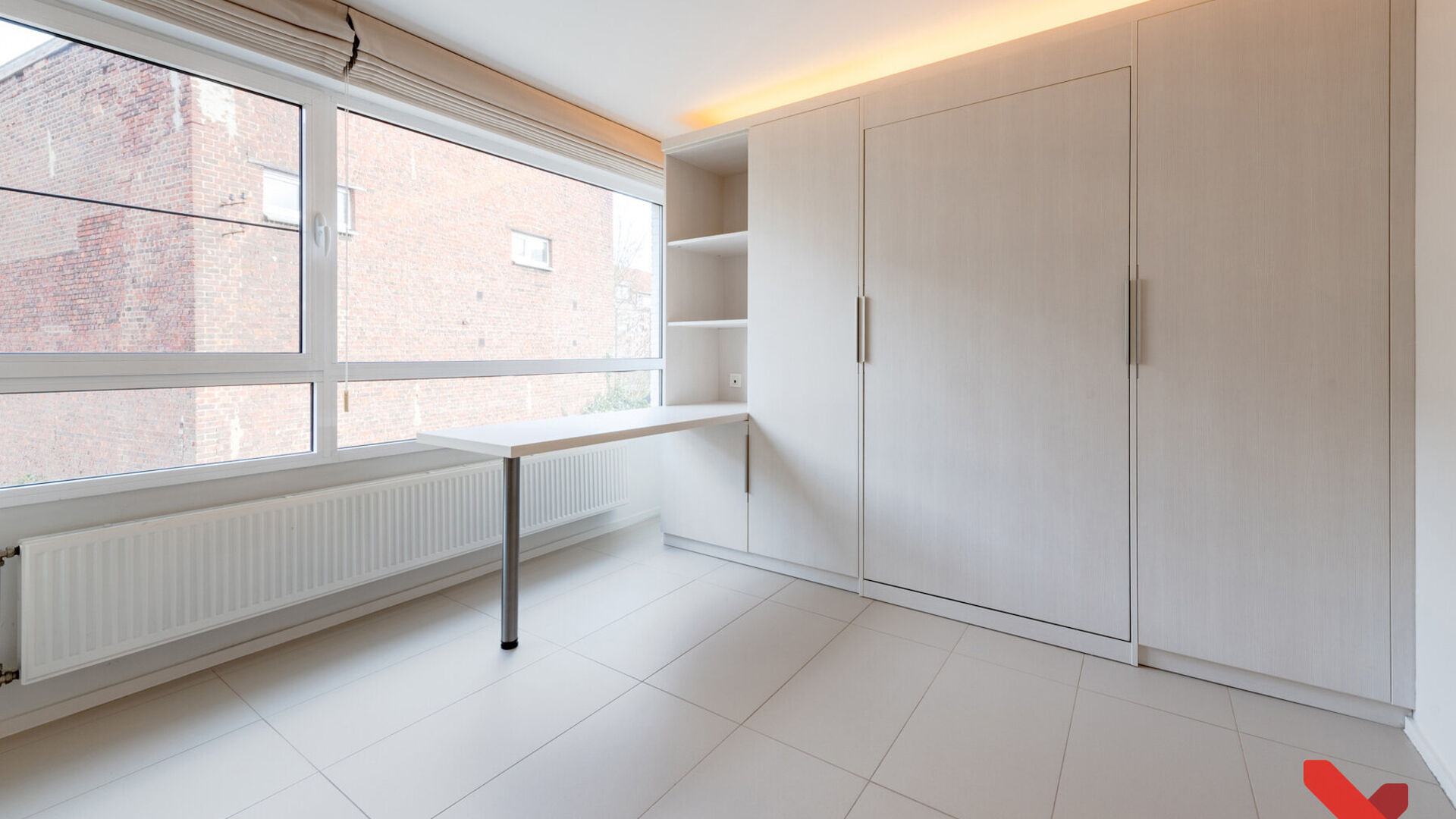 VOOR ACADEMIEJAAR 2026-2027
Welkom in deze ruime studentenstudio gelegen in hartje Leuven!
Deze ruime studio beschikt over een ge&iuml;nstalleerde kitchenette, eigen sanitair en een ge&iuml;nstalleerd meubel met opklapbaarbed.
Dankzij de grote raampartijen kan u 