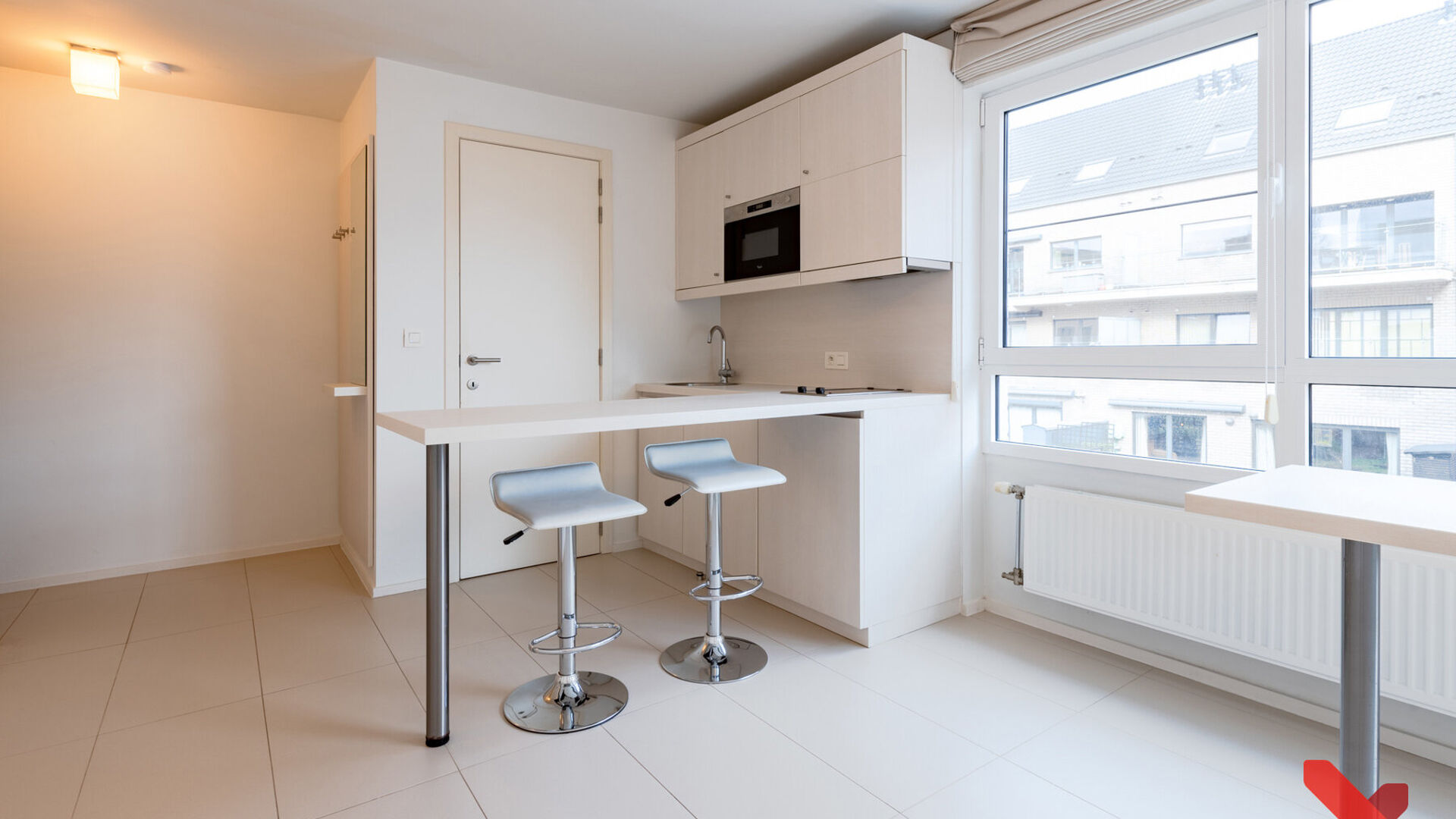 VOOR ACADEMIEJAAR 2026-2027
Welkom in deze ruime studentenstudio gelegen in hartje Leuven!
Deze ruime studio beschikt over een ge&iuml;nstalleerde kitchenette, eigen sanitair en een ge&iuml;nstalleerd meubel met opklapbaarbed.
Dankzij de grote raampartijen kan u 