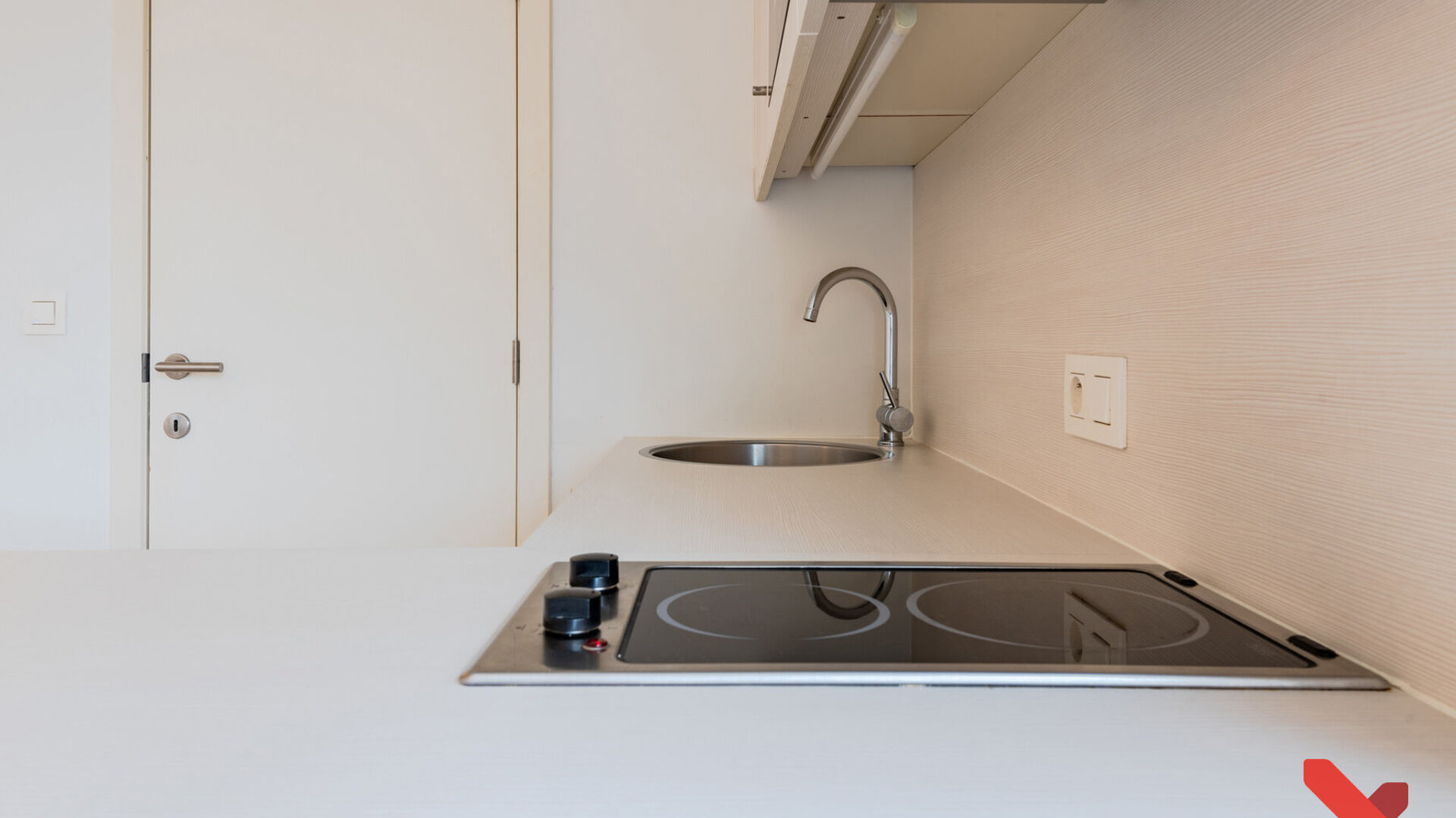 VOOR ACADEMIEJAAR 2026-2027
Welkom in deze ruime studentenstudio gelegen in hartje Leuven!
Deze ruime studio beschikt over een ge&iuml;nstalleerde kitchenette, eigen sanitair en een ge&iuml;nstalleerd meubel met opklapbaarbed.
Dankzij de grote raampartijen kan u 