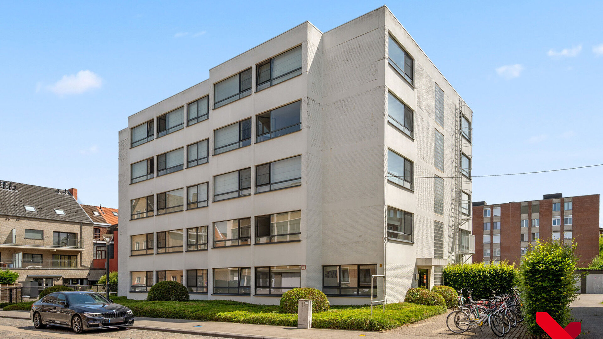 VOOR DE SNELLE BESLISSERS!
ACADEMIEJAAR 2026-2027

Welkom in deze ruime studentenstudio gelegen in hartje Leuven!
Deze ruime studio beschikt over een ge&iuml;nstalleerde kitchenette, eigen sanitair en een ge&iuml;nstalleerd meubel met opklapbaarbed.
Dankzij de gr