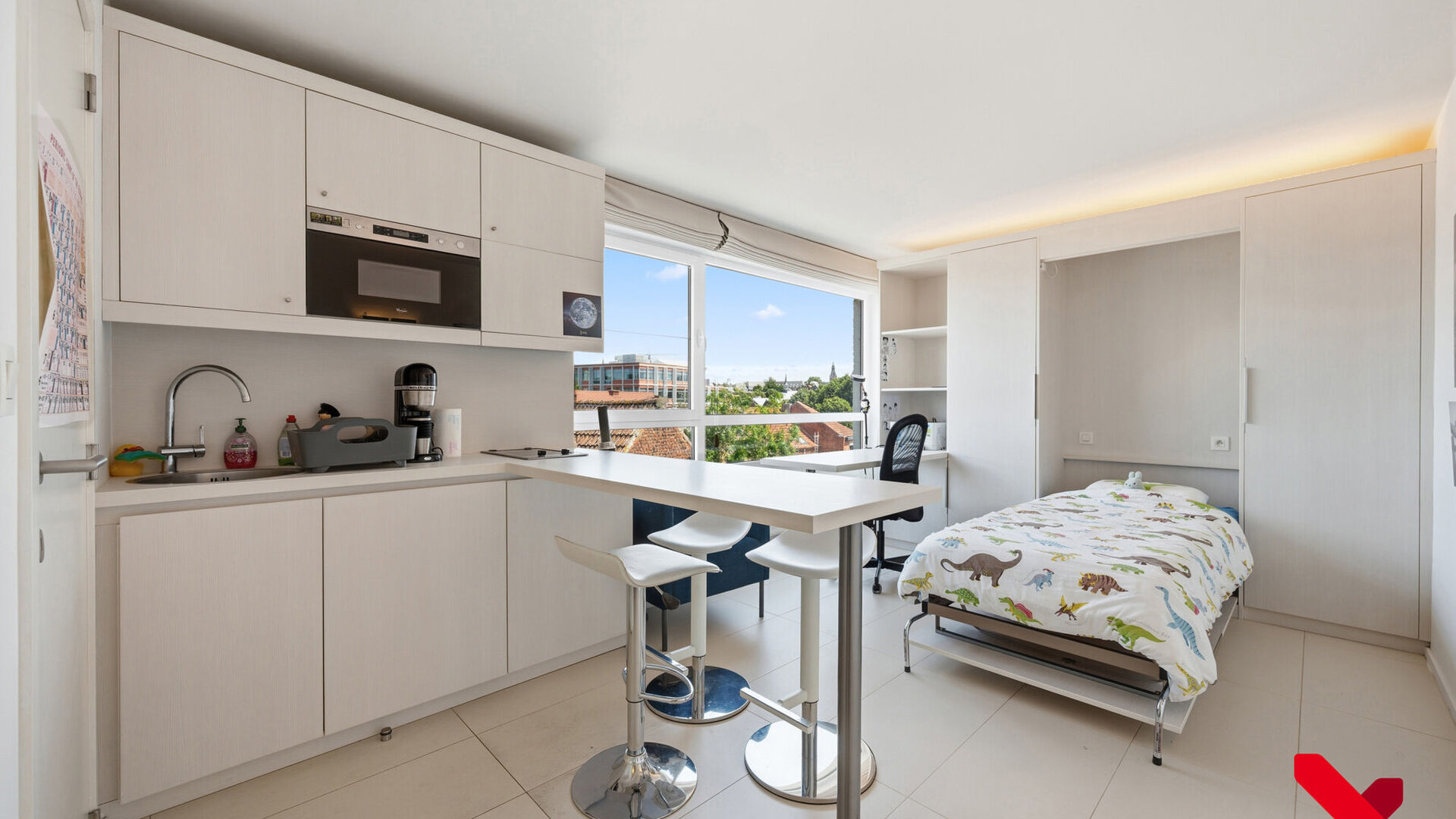 VOOR DE SNELLE BESLISSERS!
ACADEMIEJAAR 2026-2027

Welkom in deze ruime studentenstudio gelegen in hartje Leuven!
Deze ruime studio beschikt over een ge&iuml;nstalleerde kitchenette, eigen sanitair en een ge&iuml;nstalleerd meubel met opklapbaarbed.
Dankzij de gr