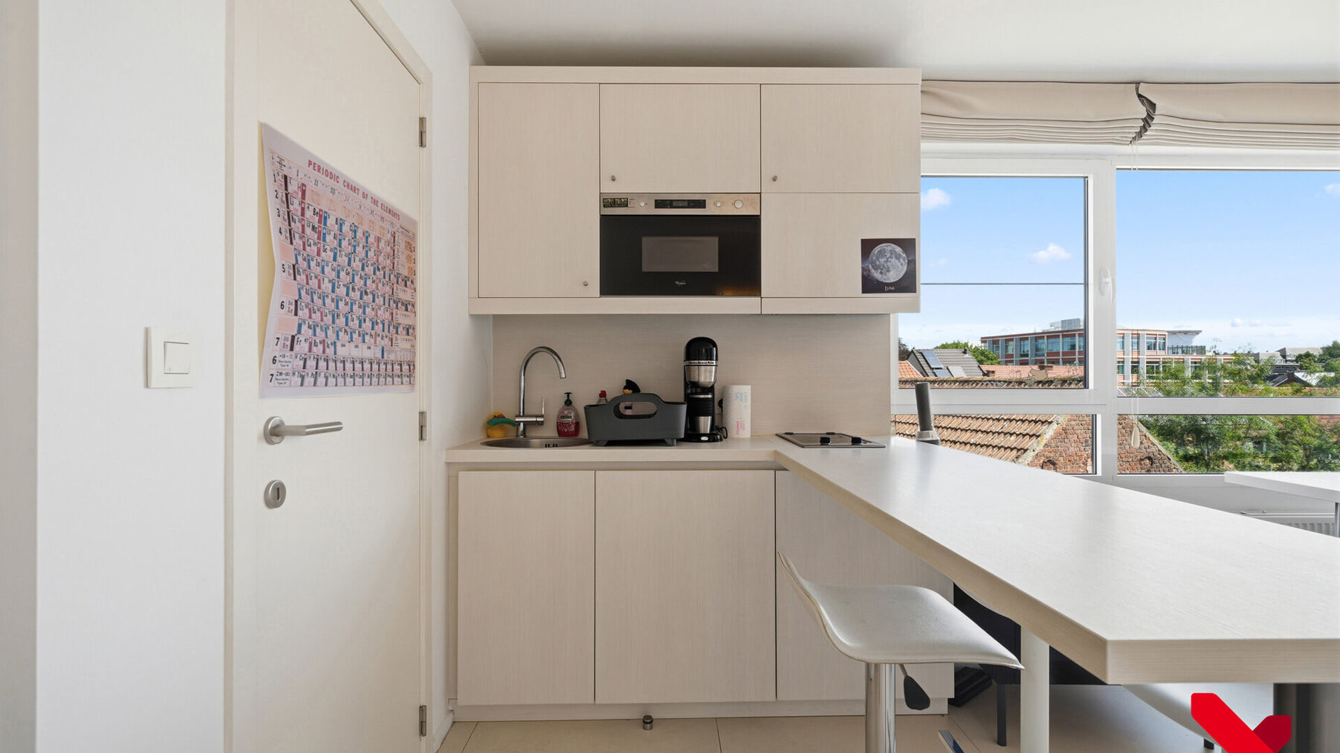 VOOR DE SNELLE BESLISSERS!
ACADEMIEJAAR 2026-2027

Welkom in deze ruime studentenstudio gelegen in hartje Leuven!
Deze ruime studio beschikt over een ge&iuml;nstalleerde kitchenette, eigen sanitair en een ge&iuml;nstalleerd meubel met opklapbaarbed.
Dankzij de gr