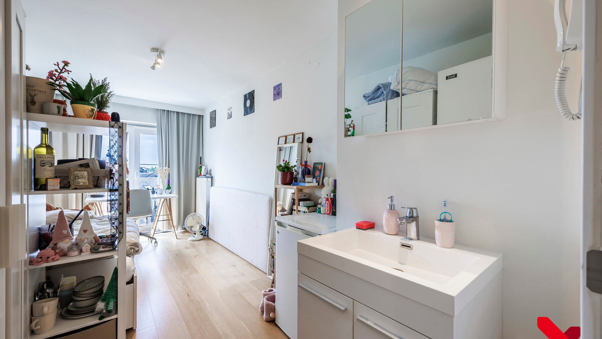 In Residentie Central Park, gelegen aan de rand van het park en op wandelafstand van verschillende voorzieningen, bevindt zich deze bemeubelde studentenkamer.

De kamer bevindt zich op de vierde en hoogste verdieping van het gebouw. Dankzij de ligging aan