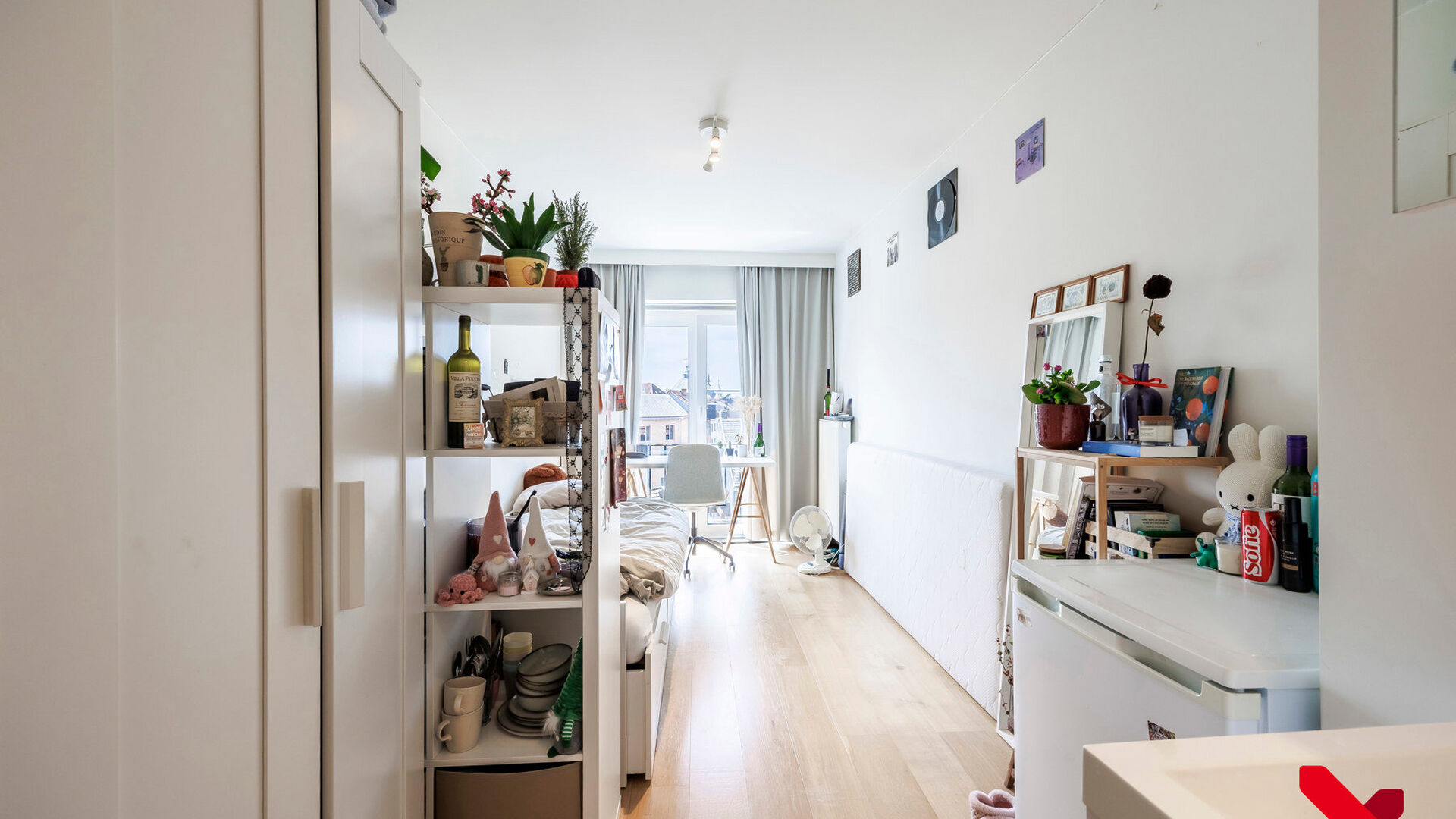 In Residentie Central Park, gelegen aan de rand van het park en op wandelafstand van verschillende voorzieningen, bevindt zich deze bemeubelde studentenkamer.

De kamer bevindt zich op de vierde en hoogste verdieping van het gebouw. Dankzij de ligging aan