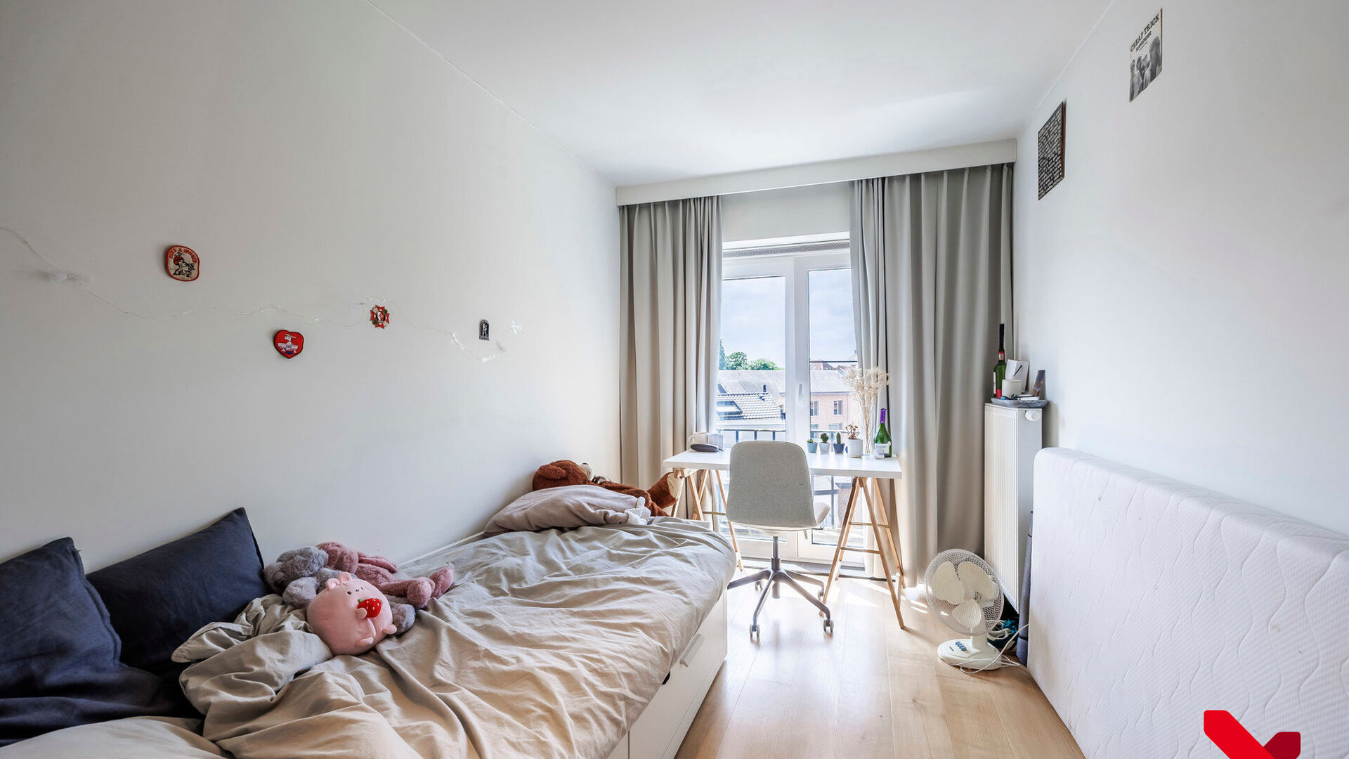 In Residentie Central Park, gelegen aan de rand van het park en op wandelafstand van verschillende voorzieningen, bevindt zich deze bemeubelde studentenkamer.

De kamer bevindt zich op de vierde en hoogste verdieping van het gebouw. Dankzij de ligging aan