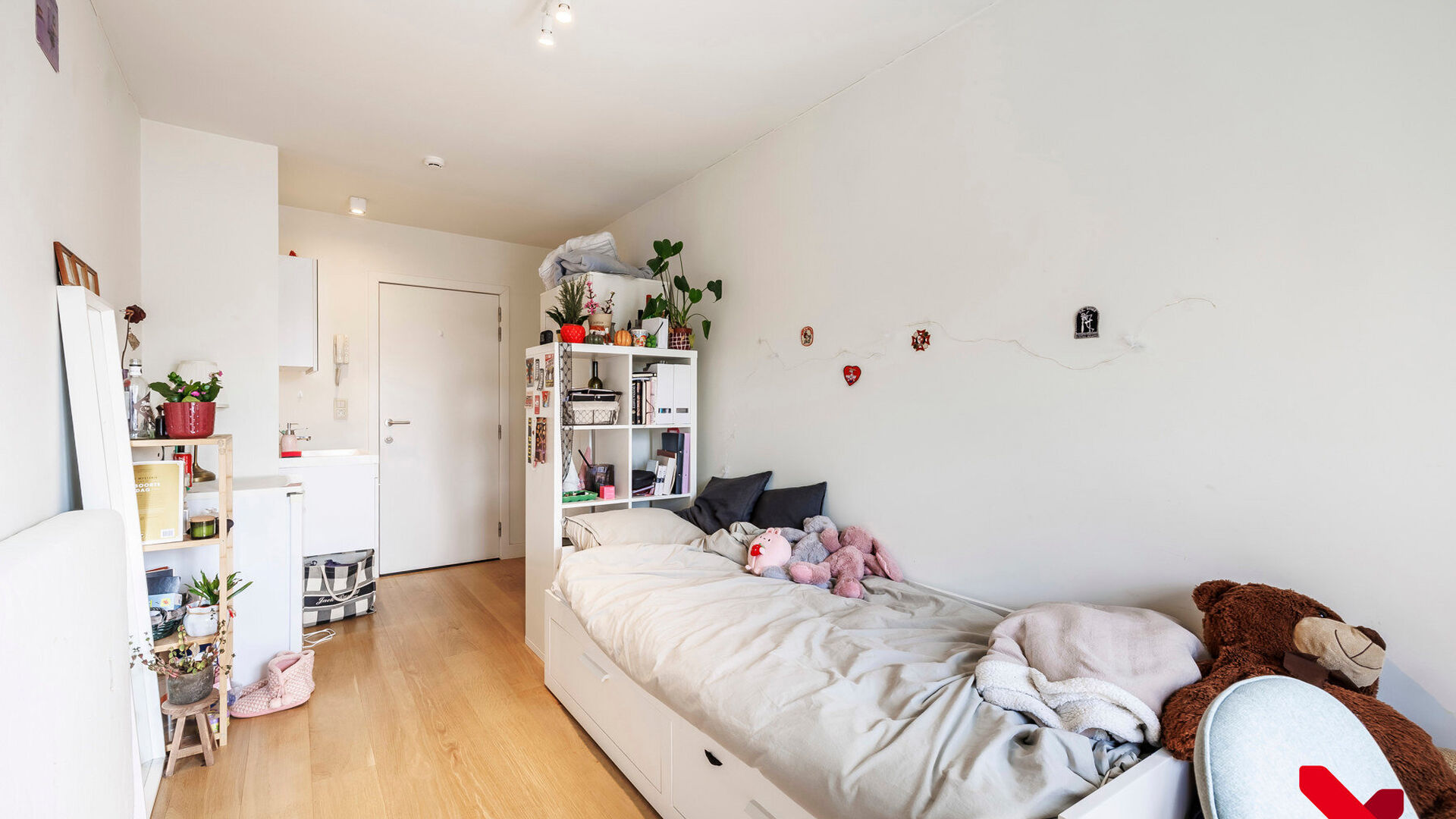 In Residentie Central Park, gelegen aan de rand van het park en op wandelafstand van verschillende voorzieningen, bevindt zich deze bemeubelde studentenkamer.

De kamer bevindt zich op de vierde en hoogste verdieping van het gebouw. Dankzij de ligging aan