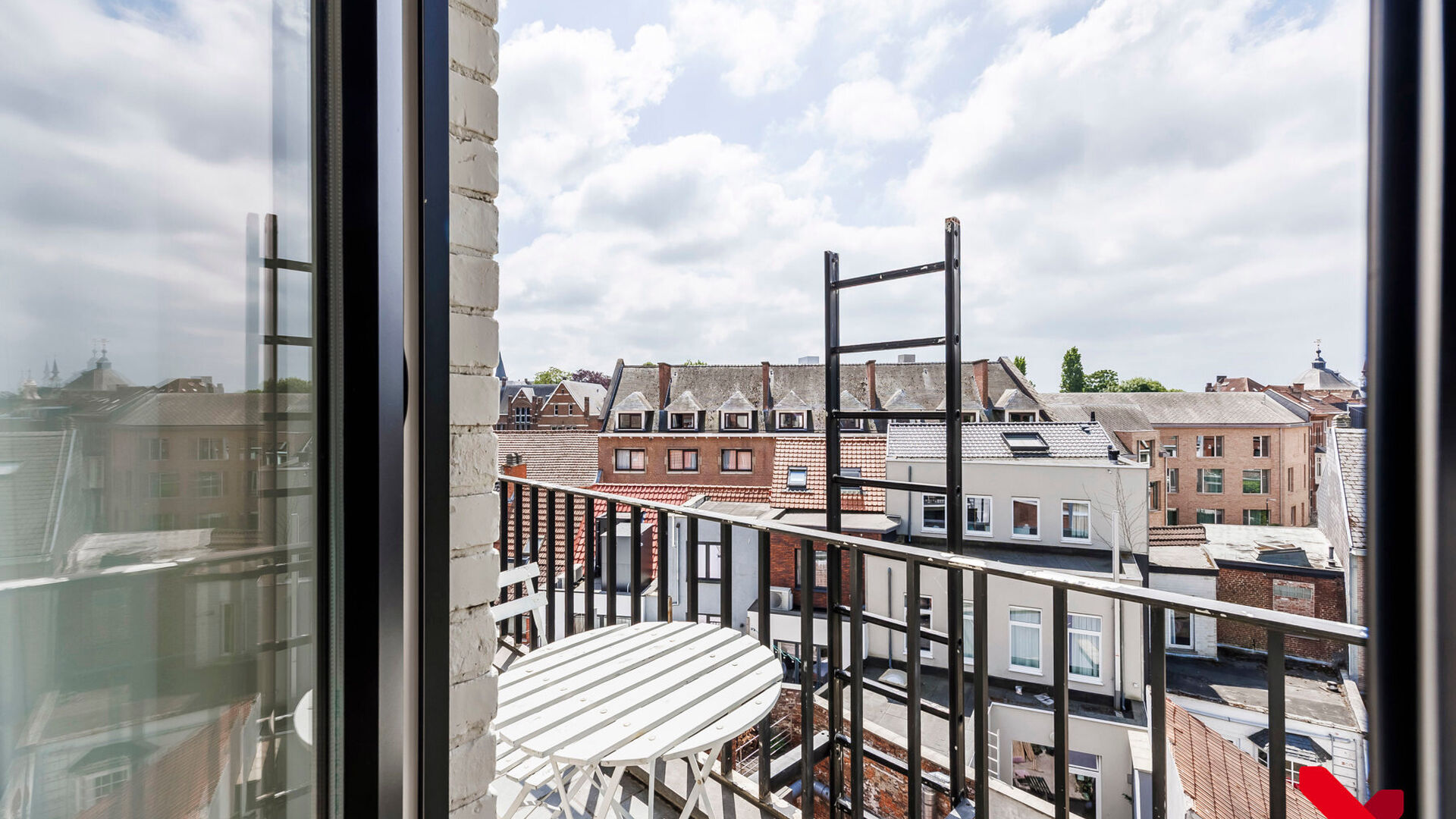 In Residentie Central Park, gelegen aan de rand van het park en op wandelafstand van verschillende voorzieningen, bevindt zich deze bemeubelde studentenkamer.

De kamer bevindt zich op de vierde en hoogste verdieping van het gebouw. Dankzij de ligging aan