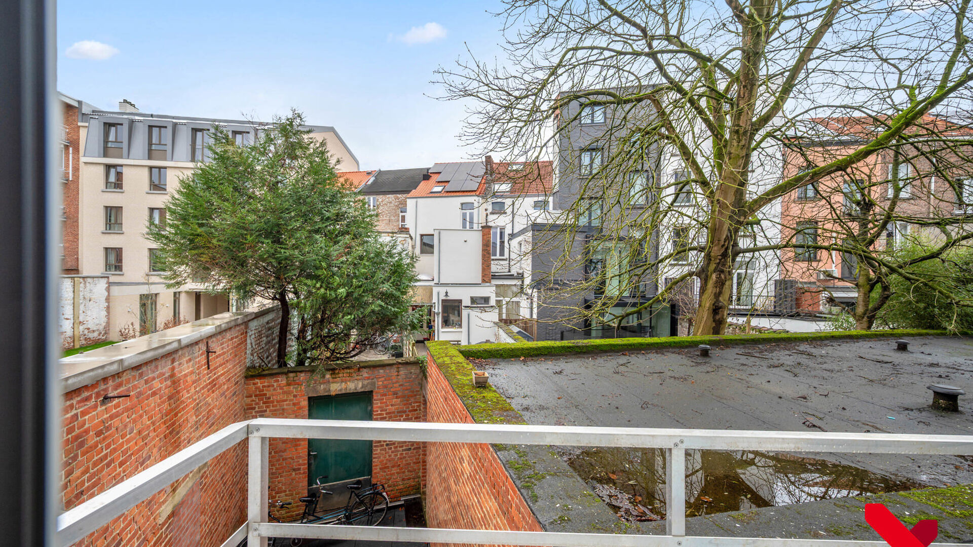 Welkom in Leuven! Deze gezellige studio is gelegen in de bruisende Tiensestraat, een locatie die niet alleen bekend staat om zijn levendige sfeer maar ook om zijn uitstekende bereikbaarheid. Openbaar vervoer, winkels en sportinfrastructuur bevinden zich a