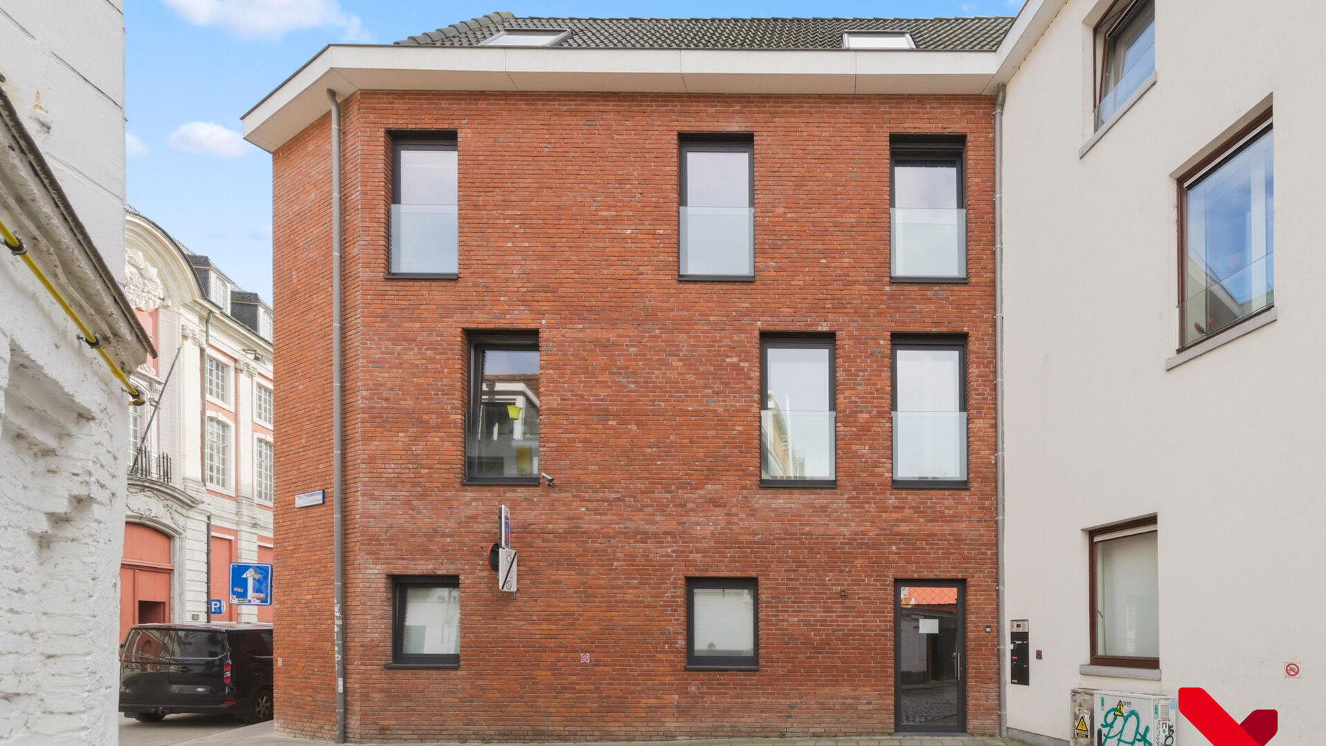 Welkom in Leuven! Deze studentenkamer is gelegen op een uitstekende locatie binnen leuven met alle faculteiten binnen wandel- of fietsafstand. Ook andere faciliteiten zoals openbaar vervoer, winkels en sportinfranstructuur liggen vlakbij. De kamer is gele