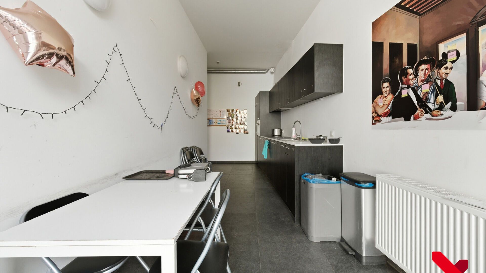 Welkom in Leuven! Deze studentenkamer is gelegen op een uitstekende locatie binnen leuven met alle faculteiten binnen wandel- of fietsafstand. Ook andere faciliteiten zoals openbaar vervoer, winkels en sportinfranstructuur liggen vlakbij. De kamer is gele