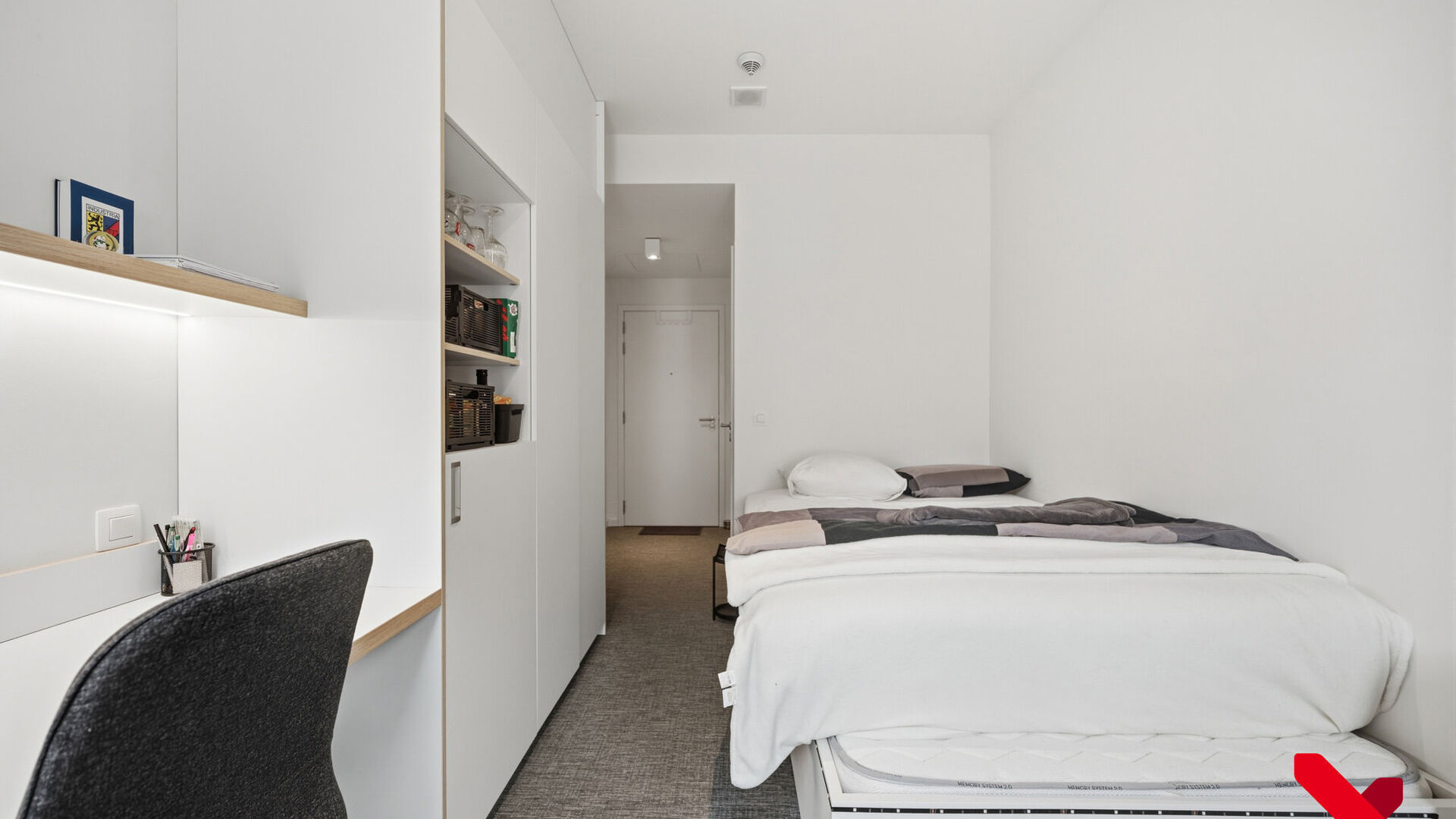 Welkom in residentie 'Ace', gelegen in een rustige buurt, in hartje Leuven. Deze kamer biedt alles wat je nodig hebt om te studeren, te ontspannen en te genieten van een fantastische studententijd!

Stap binnen en ontdek jouw eigen priv&eacute;ruimte, compleet 