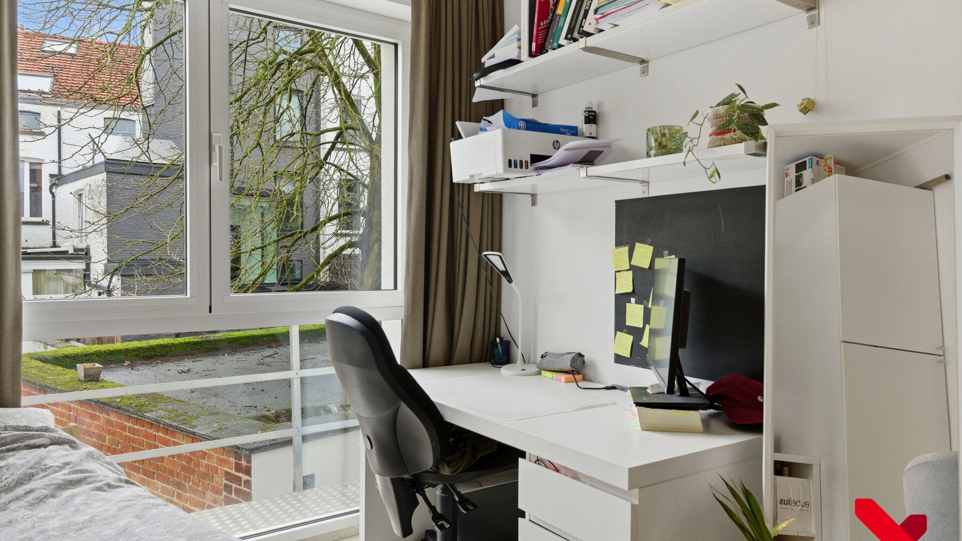 Welkom in Leuven! Deze gezellige studio is gelegen in de bruisende Tiensestraat, een locatie die niet alleen bekend staat om zijn levendige sfeer maar ook om zijn uitstekende bereikbaarheid. Openbaar vervoer, winkels en sportinfrastructuur bevinden zich a