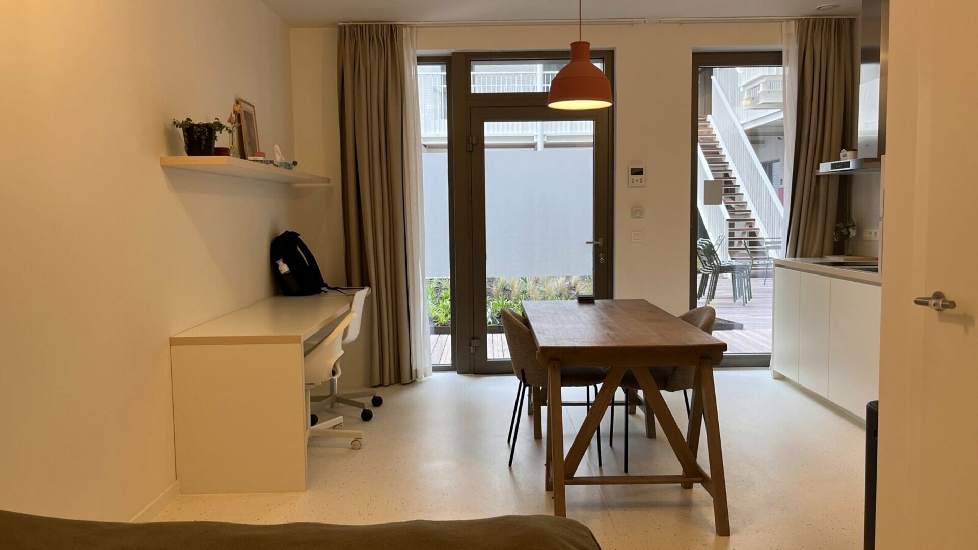 La résidence YOU, située au milieu de la Bondgenotenlaan, est le nouveau lieu de prédilection des étudiants. Ce studio confortable est situé à l'arrière, en rez-de-jardin, et mesure 28 m². Le studio comprend un bureau, une table à manger, une cui