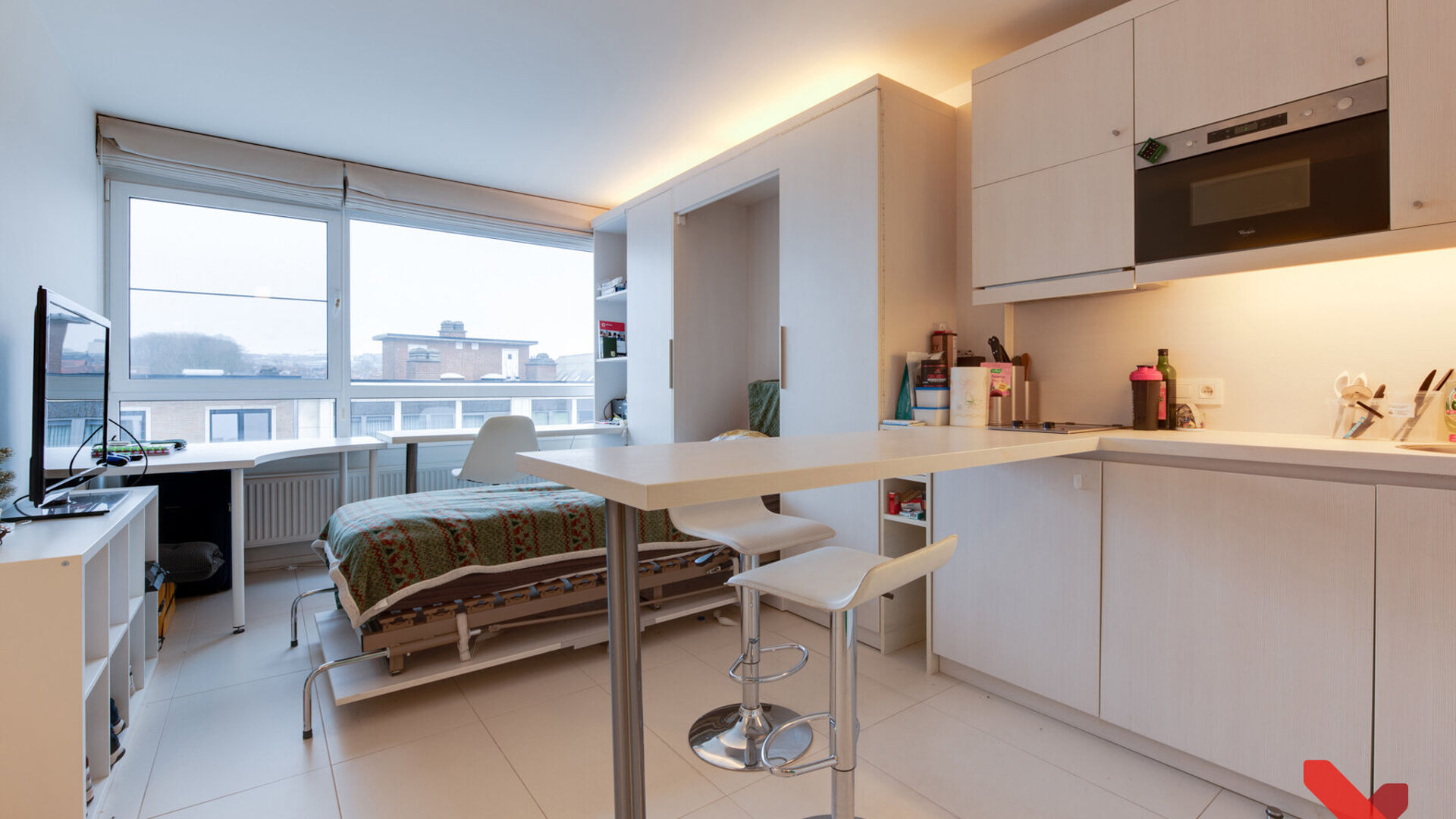 Bienvenue dans ce spacieux studio d'étudiant situé au cœur de Louvain ! 
Ce studio spacieux dispose d'une kitchenette installée, de ses propres installations sanitaires et d'un meuble installé avec un lit pliant.
Grâce aux grandes fenêtres, vous po