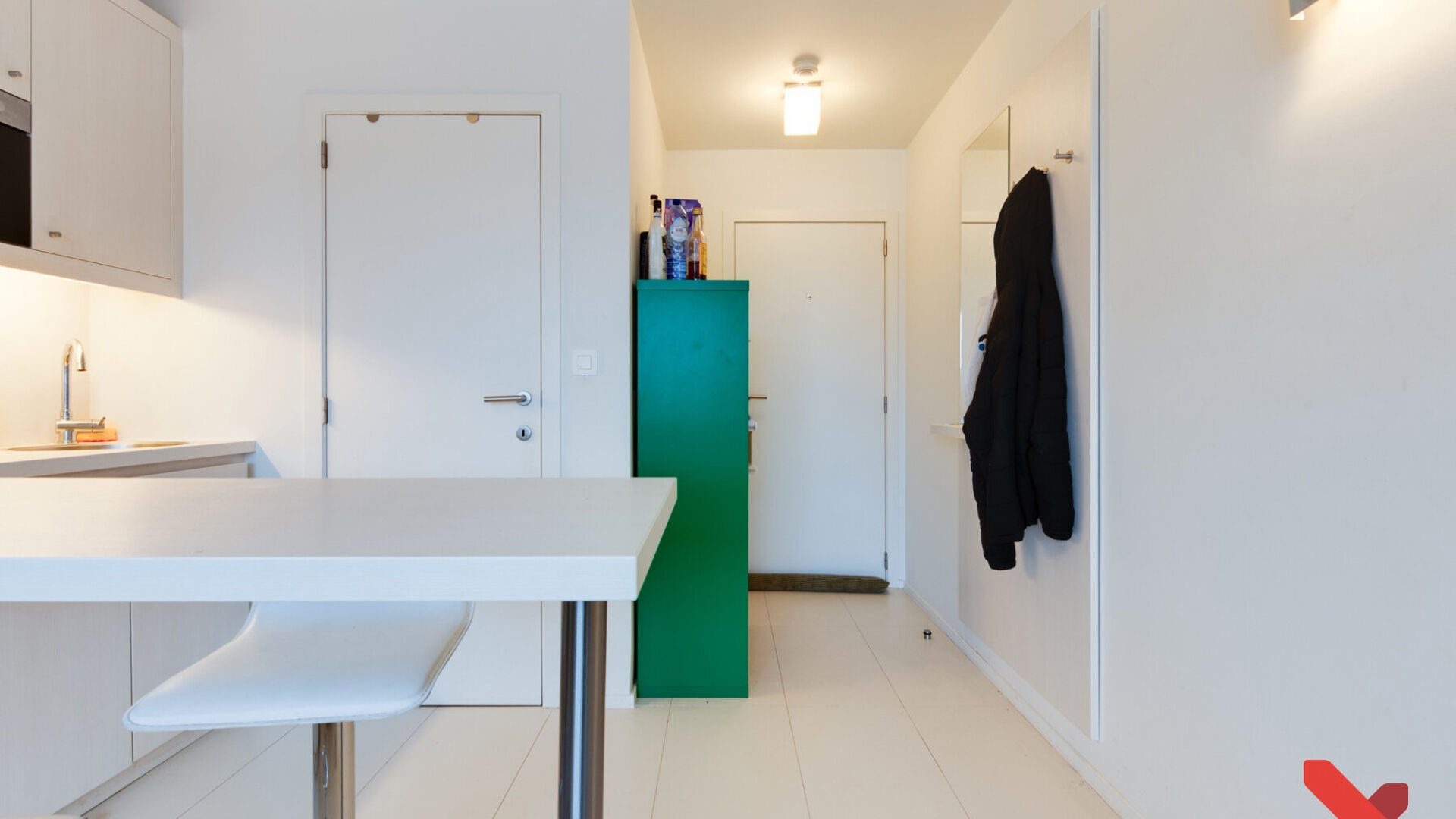 Bienvenue dans ce spacieux studio d'étudiant situé au cœur de Louvain ! 
Ce studio spacieux dispose d'une kitchenette installée, de ses propres installations sanitaires et d'un meuble installé avec un lit pliant.
Grâce aux grandes fenêtres, vous po