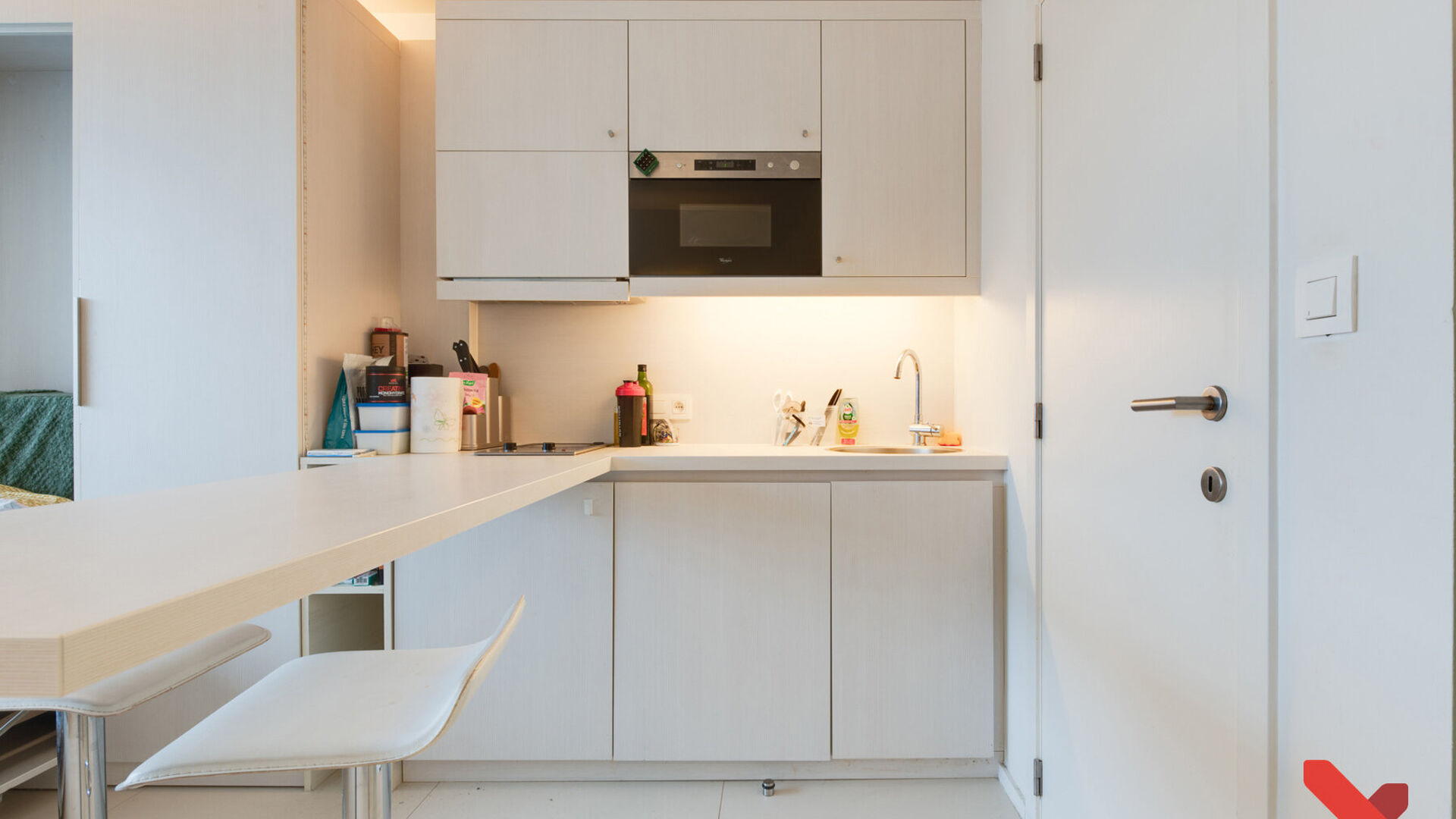 Bienvenue dans ce spacieux studio d'étudiant situé au cœur de Louvain ! 
Ce studio spacieux dispose d'une kitchenette installée, de ses propres installations sanitaires et d'un meuble installé avec un lit pliant.
Grâce aux grandes fenêtres, vous po