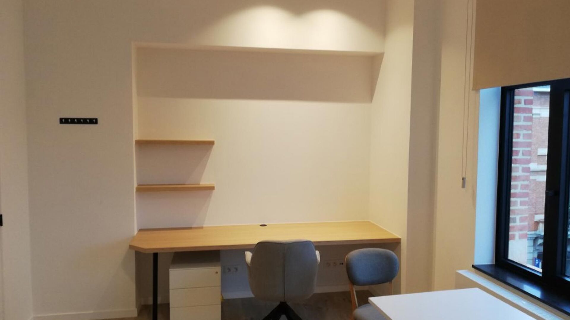 Situé au cœur de Louvain, dans un bâtiment de caractère.
Ce studio est un rêve pour étudier. Il est équipé d'une salle de bain privée avec toilettes, douche et lavabo.
Meublé de manière classique et équipé d'une double plaque de cuisson, d'un