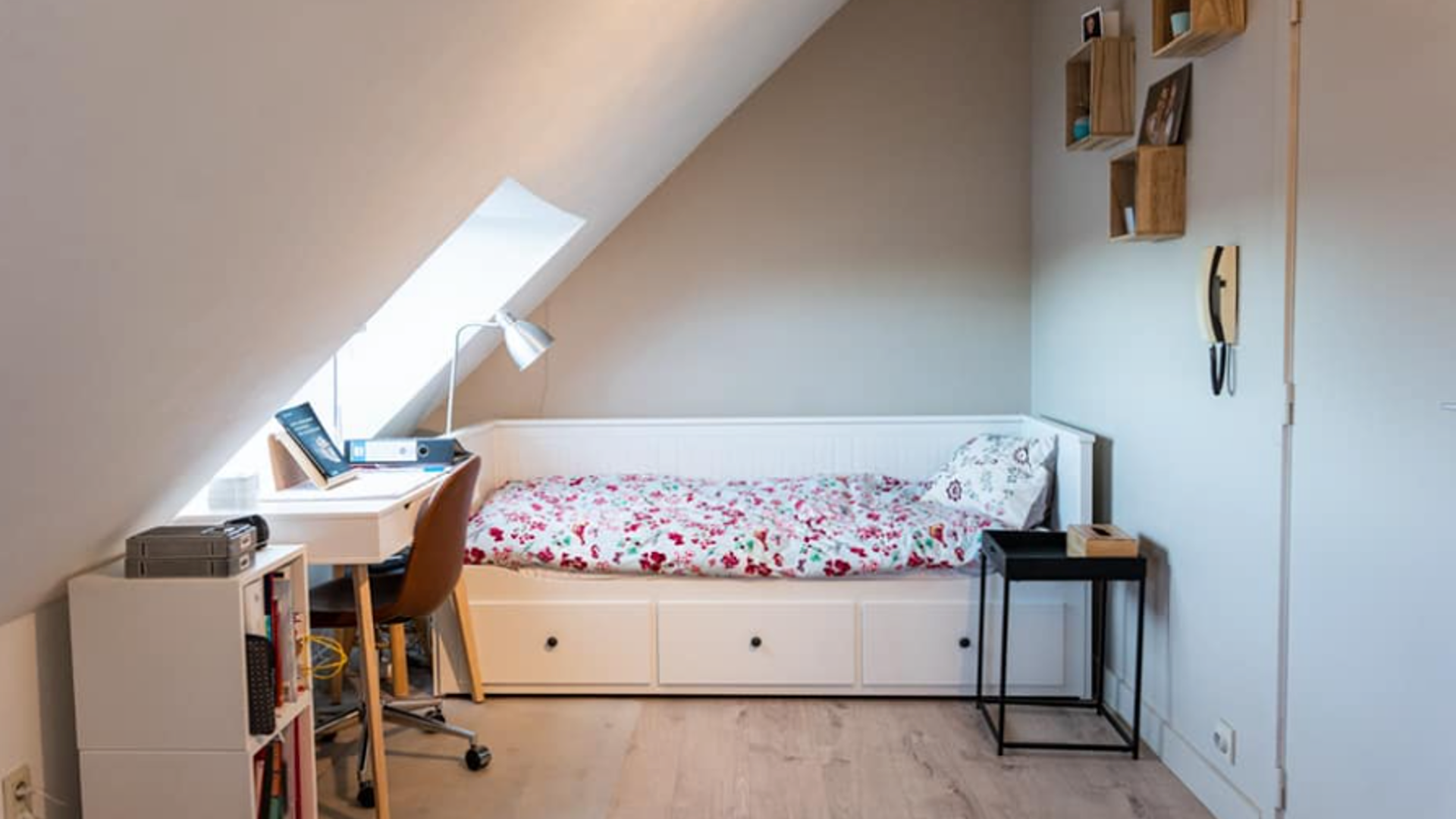 SEULEMENT POUR LES ÉTUDIANTS : Ce studio sur le toit est situé au quatrième étage d'une petite résidence sur l'avenue verte du Cardinal Mercier. Il est entièrement meublé avec un lit double, un bureau, une table, une kitchenette intégrée avec ré