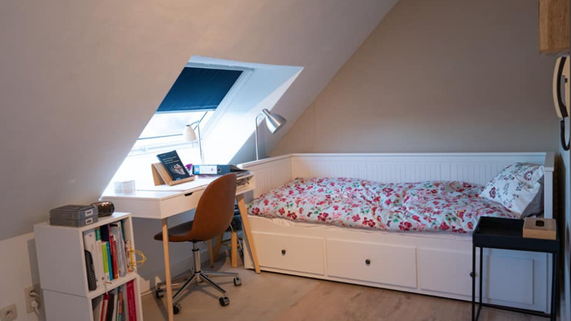 SEULEMENT POUR LES ÉTUDIANTS : Ce studio sur le toit est situé au quatrième étage d'une petite résidence sur l'avenue verte du Cardinal Mercier. Il est entièrement meublé avec un lit double, un bureau, une table, une kitchenette intégrée avec ré