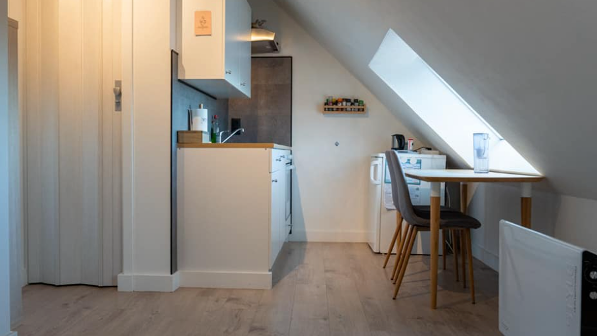 SEULEMENT POUR LES ÉTUDIANTS : Ce studio sur le toit est situé au quatrième étage d'une petite résidence sur l'avenue verte du Cardinal Mercier. Il est entièrement meublé avec un lit double, un bureau, une table, une kitchenette intégrée avec ré