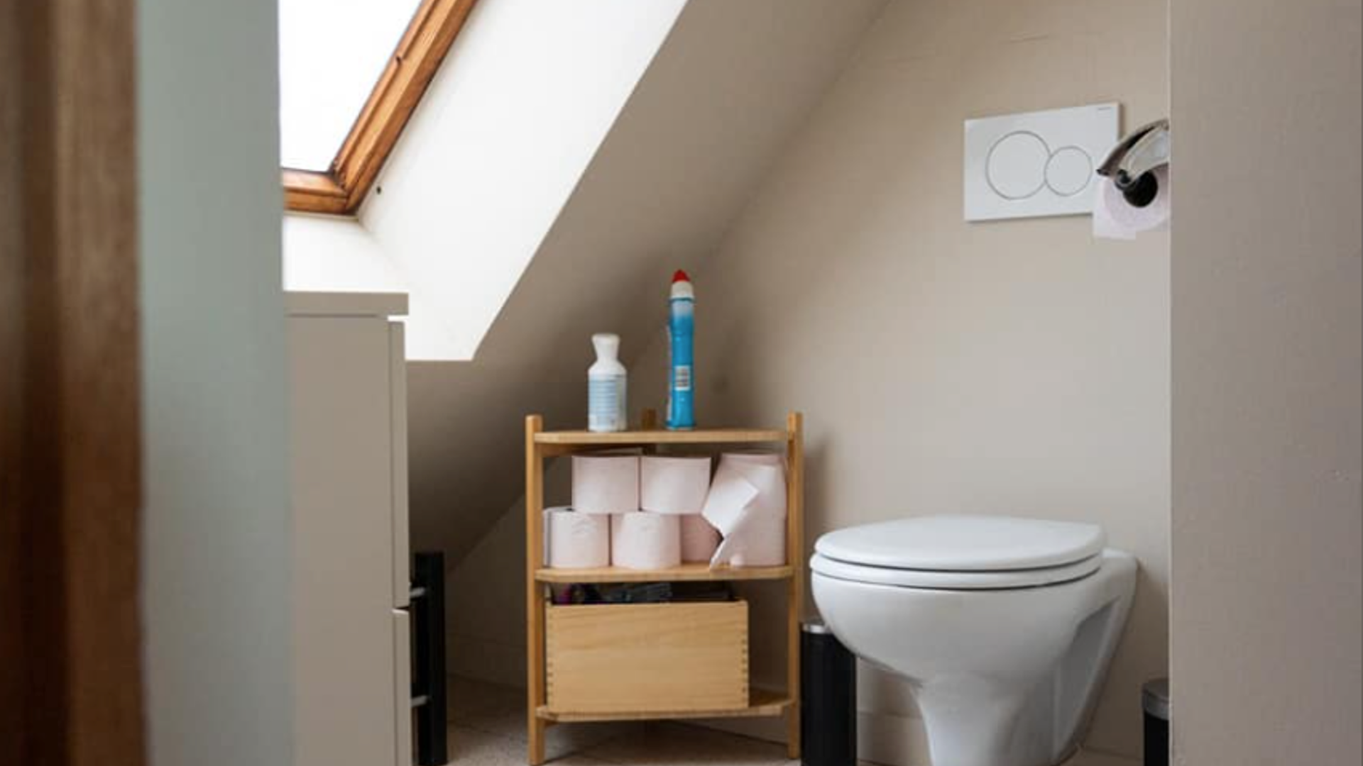 SEULEMENT POUR LES ÉTUDIANTS : Ce studio sur le toit est situé au quatrième étage d'une petite résidence sur l'avenue verte du Cardinal Mercier. Il est entièrement meublé avec un lit double, un bureau, une table, une kitchenette intégrée avec ré