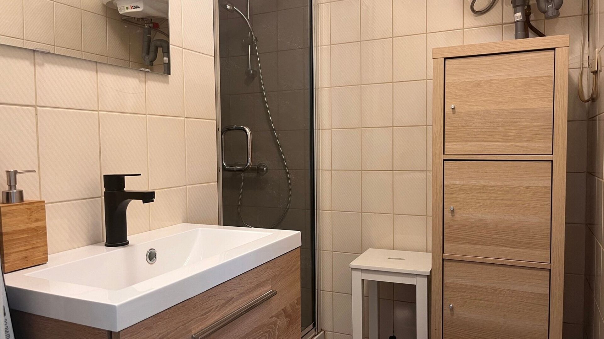 SEULEMENT POUR LES ÉTUDIANTS : Ce studio sur le toit est situé au quatrième étage d'une petite résidence sur l'avenue verte du Cardinal Mercier. Il est entièrement meublé avec un lit double, un bureau, une table, une kitchenette intégrée avec ré