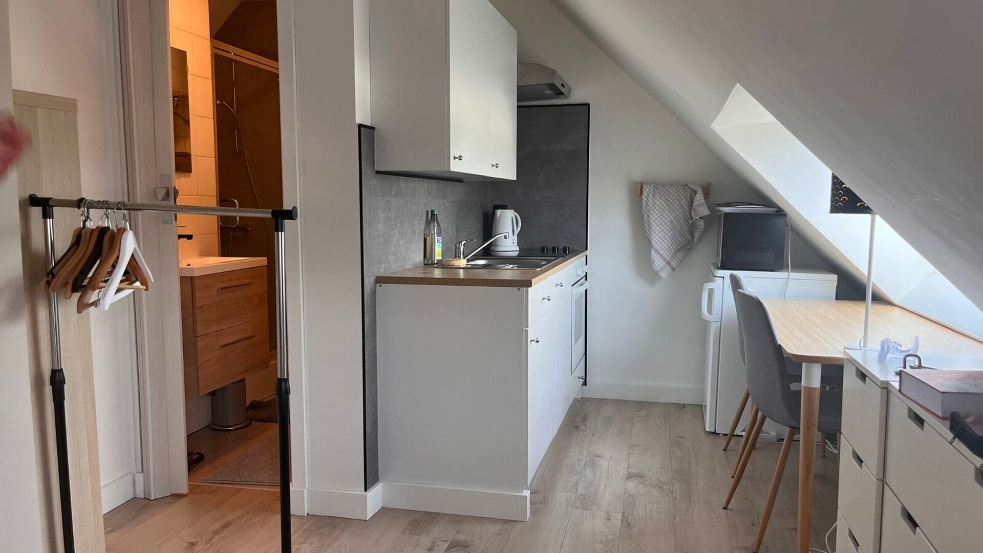 SEULEMENT POUR LES ÉTUDIANTS : Ce studio sur le toit est situé au quatrième étage d'une petite résidence sur l'avenue verte du Cardinal Mercier. Il est entièrement meublé avec un lit double, un bureau, une table, une kitchenette intégrée avec ré